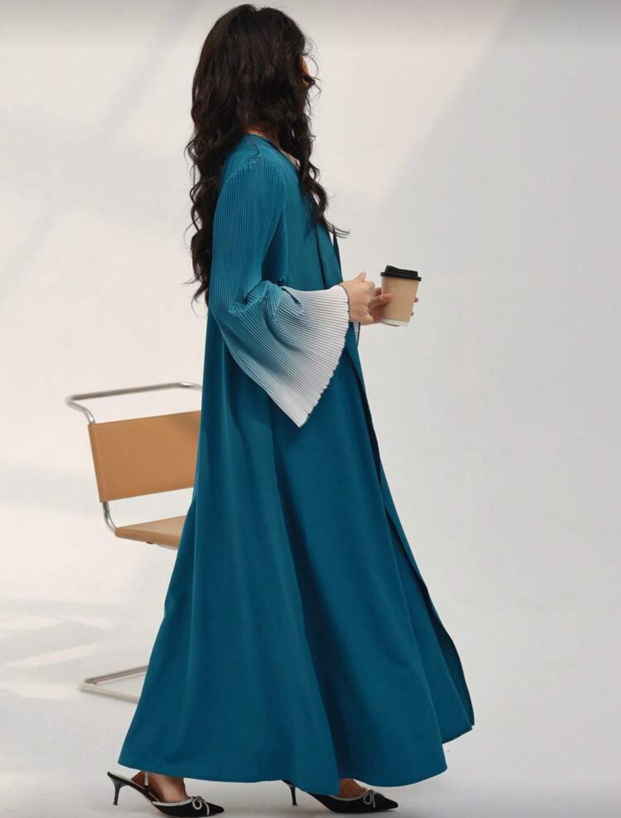 فستانەکێ درێژ ب رەنگێن تێکەلکری 