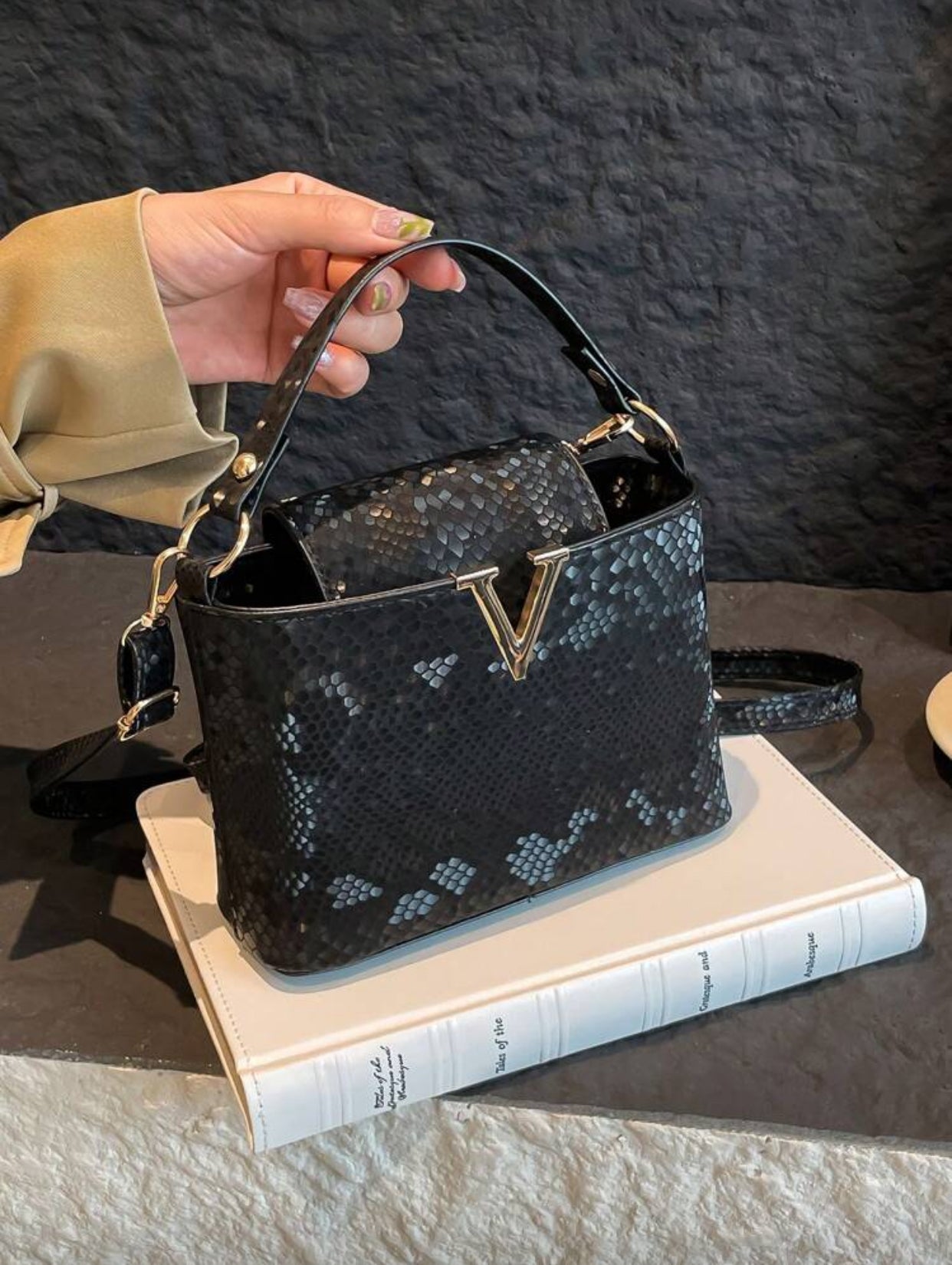 حقيبة كتف نسائية فاخرة بنقشة التمساح