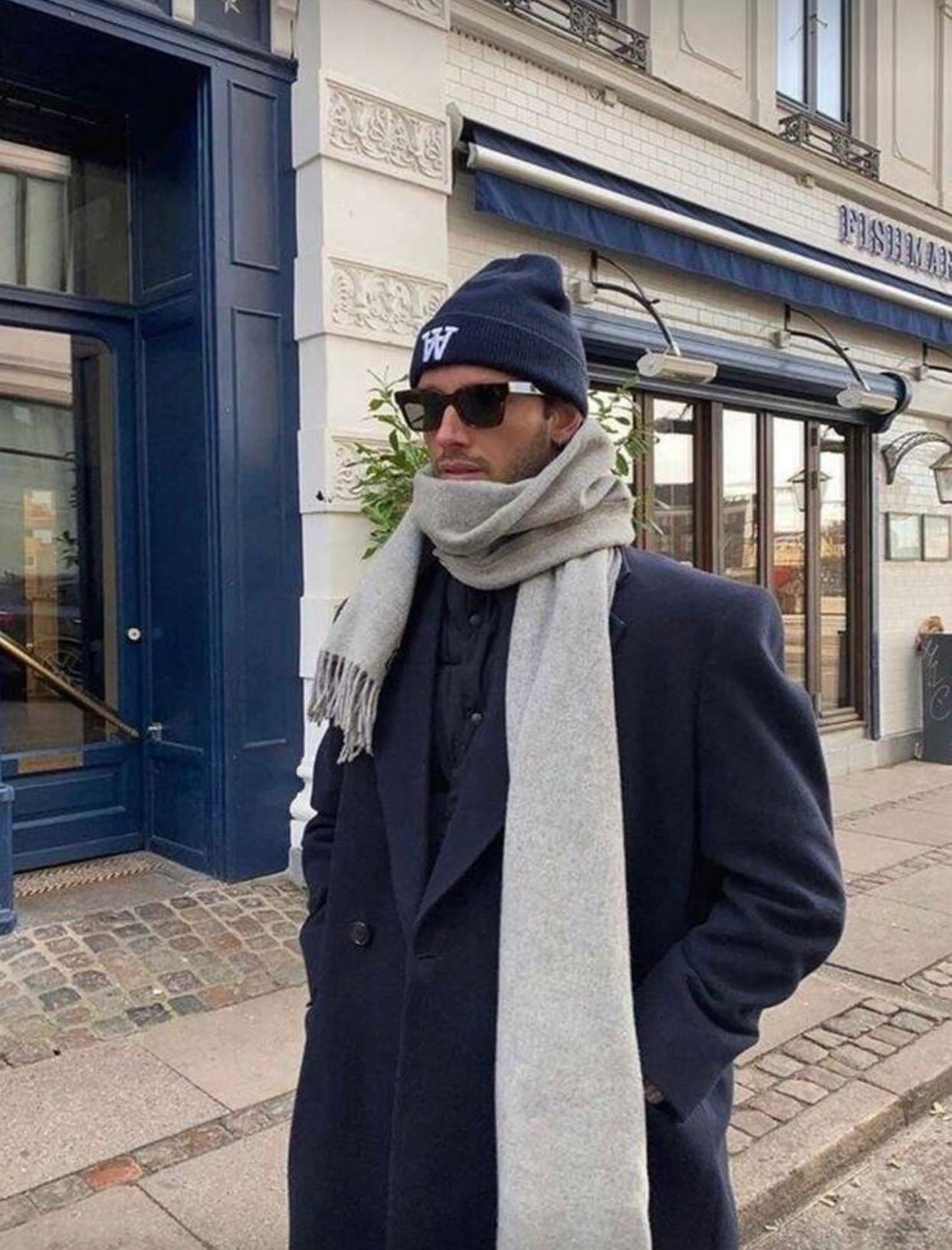 وشاح صوف أنيق وناعم بلون سادة