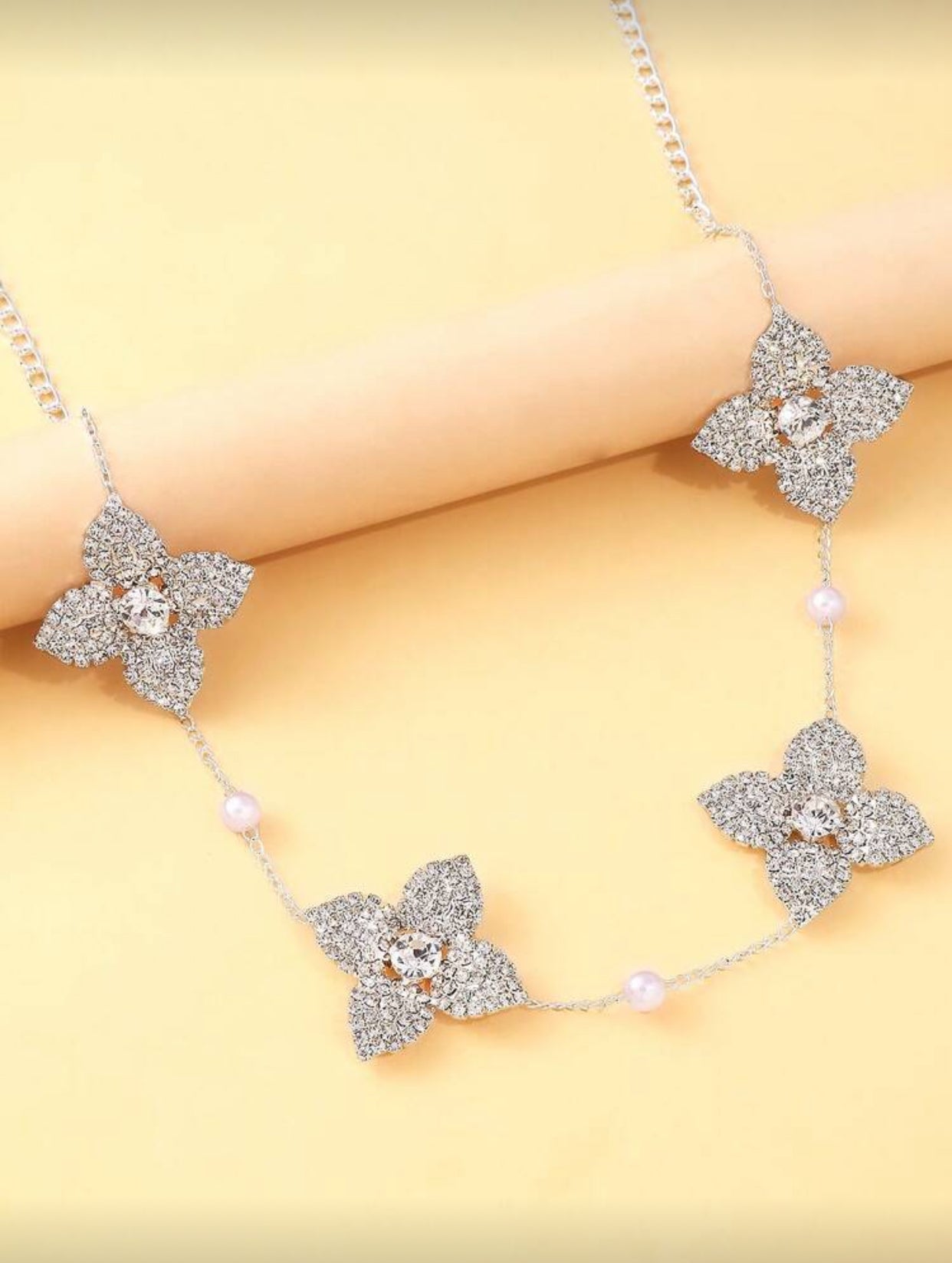 قلادة زهرة متدلية مرصعة بأحجار الراين