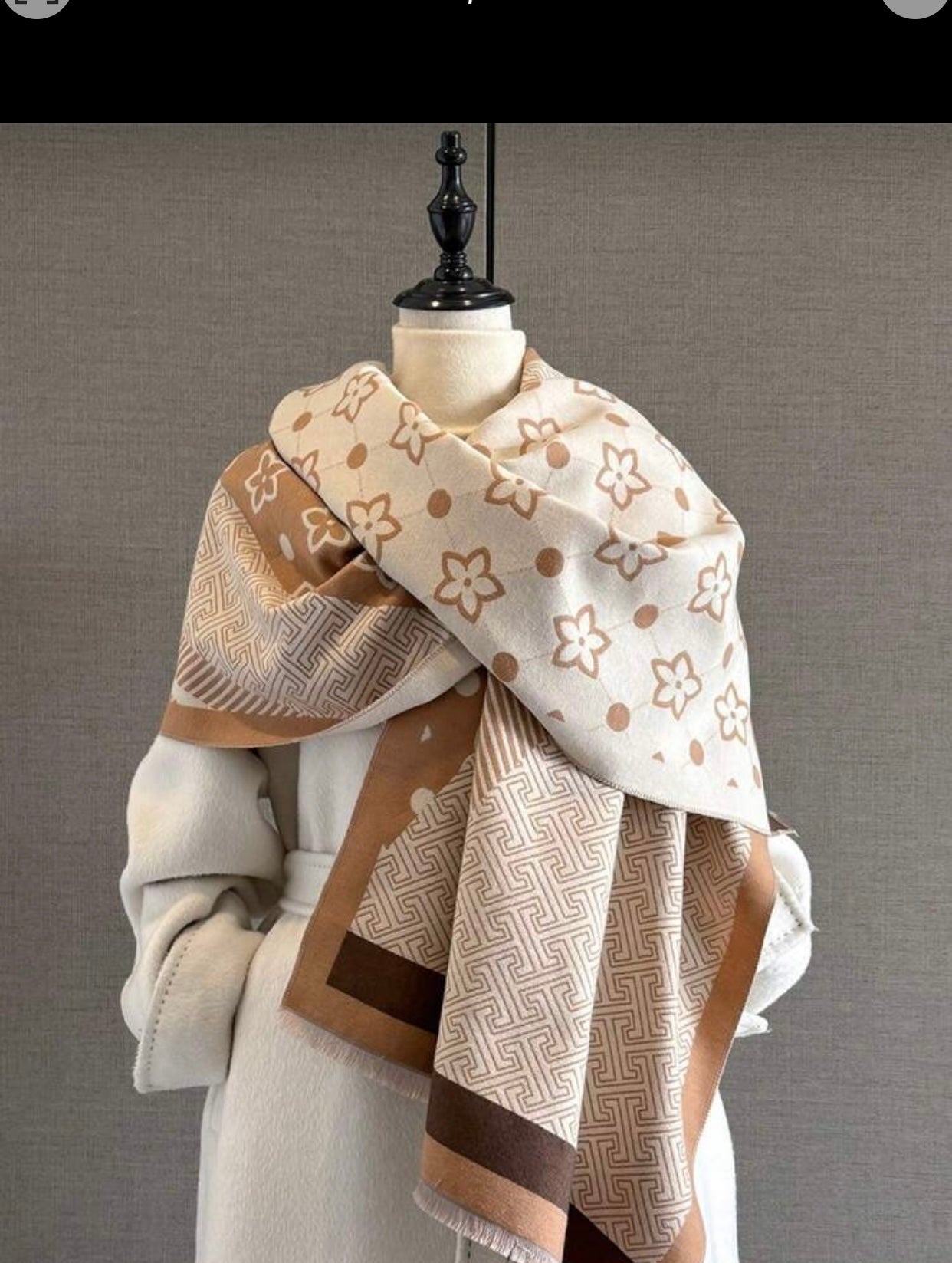 Elegant Clover Pattern Jacquard Scarf