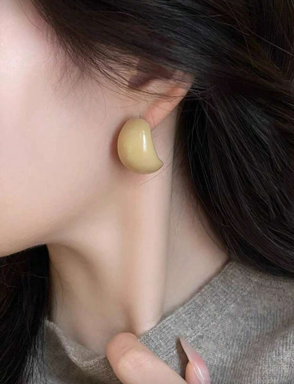 أقراط C منحنية من الراتنج بتصميم بسيط