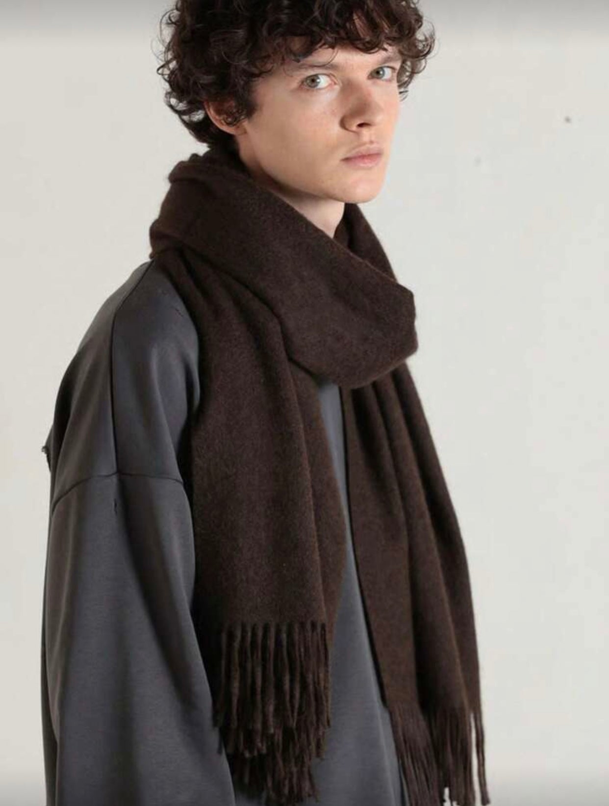 وشاح صوف أنيق وناعم بلون سادة