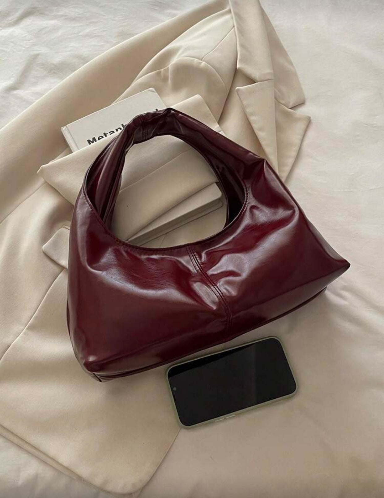 حقيبة إبط جلدية ناعمة ومبطنة بزر