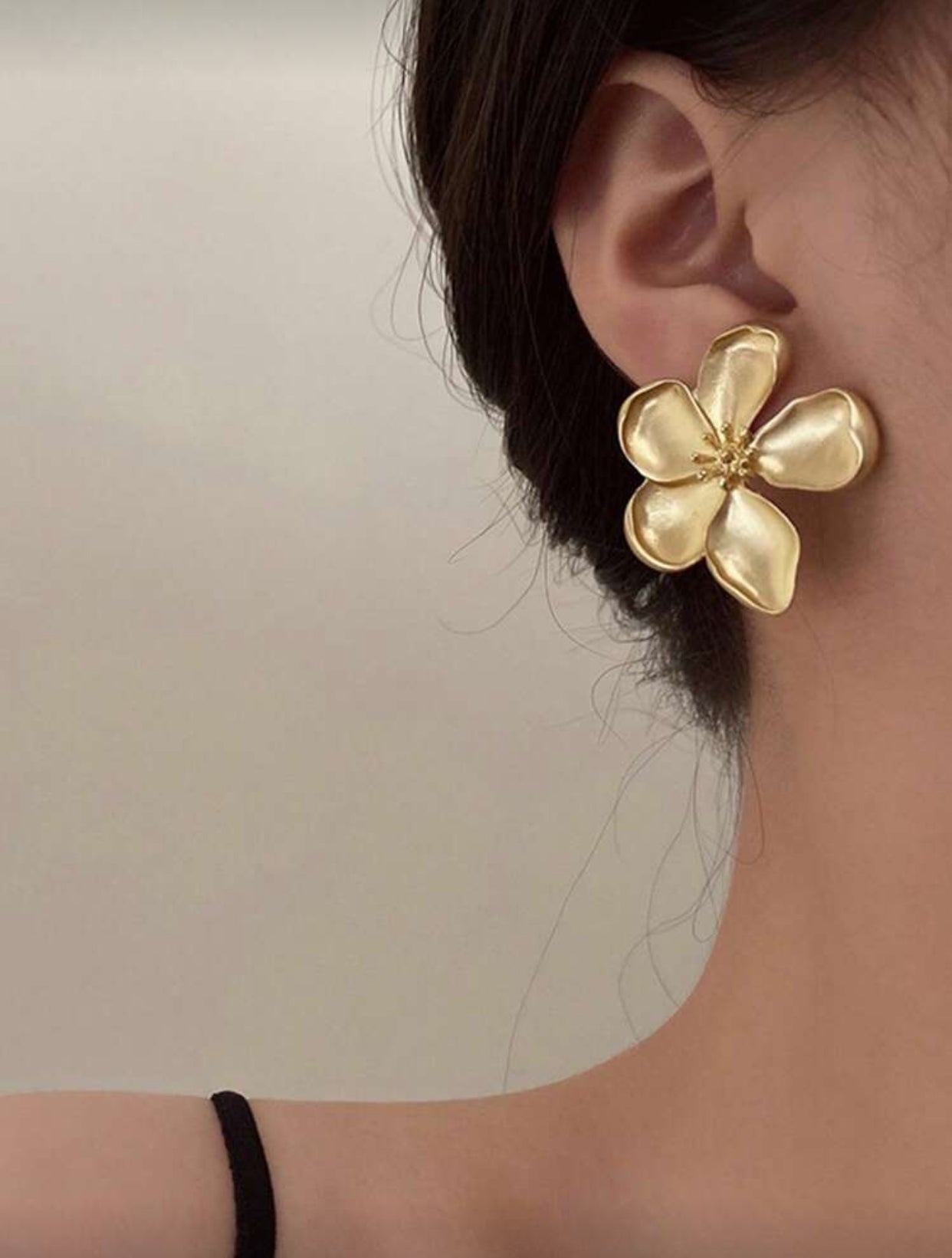 أقراط أزهار ذهبية زاهية وأنيقة