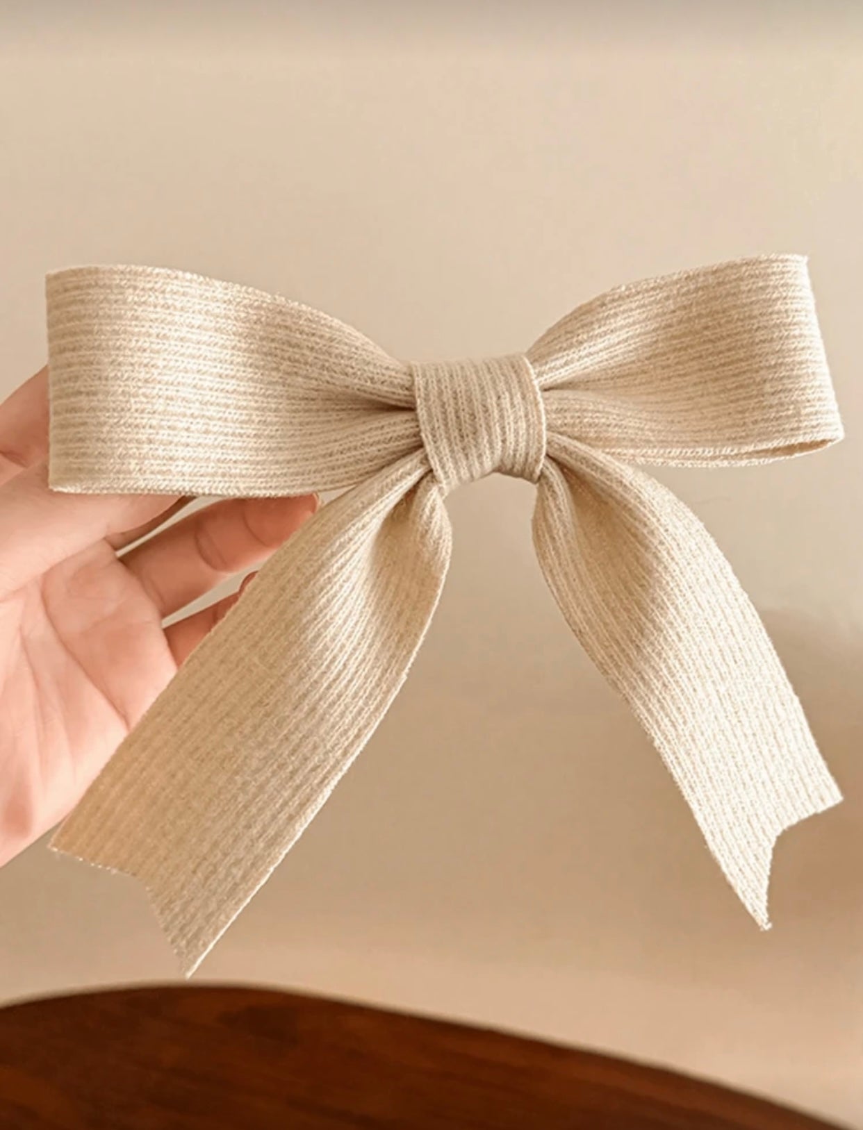 مشبك شعر محبوك بفيونكة وشريط أنيق