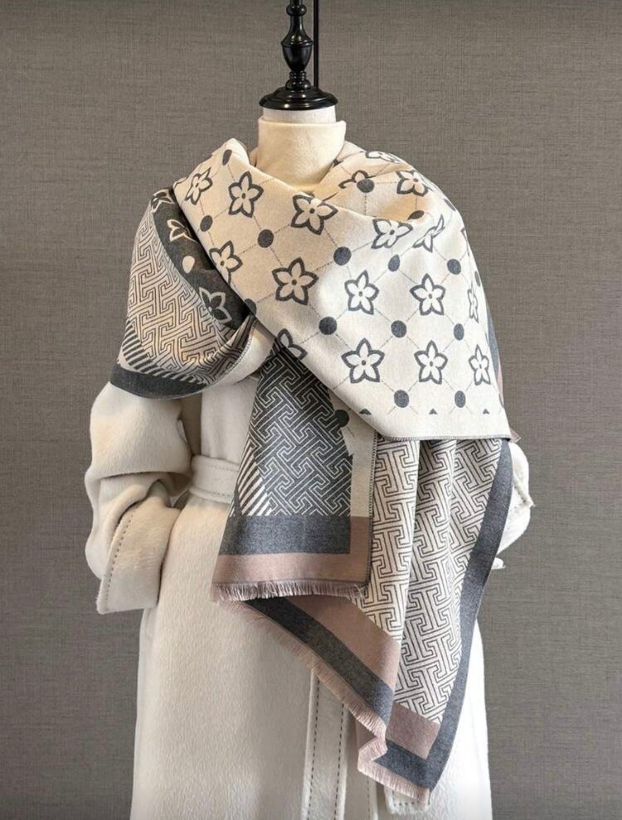 Elegant Clover Pattern Jacquard Scarf