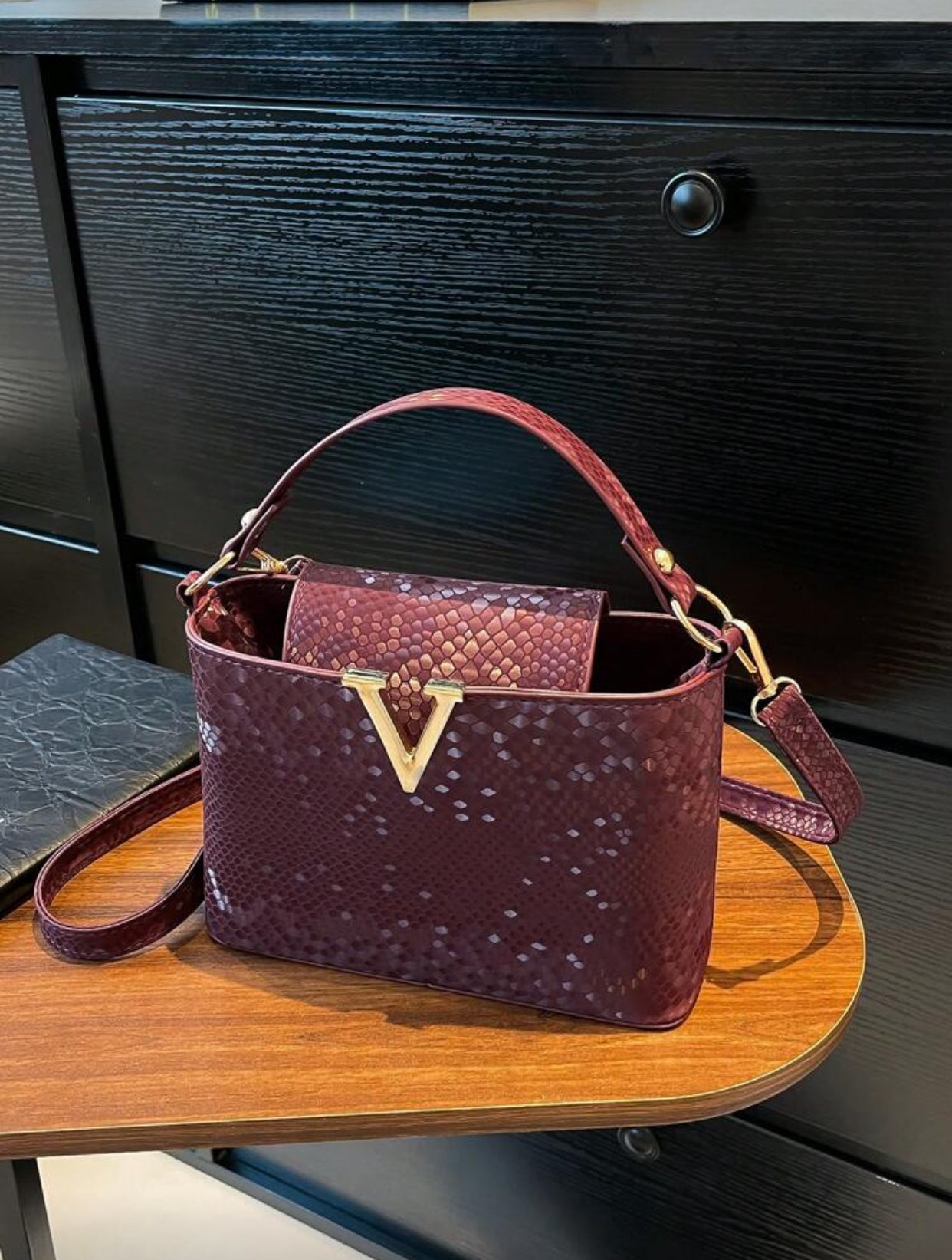 حقيبة كتف نسائية فاخرة بنقشة التمساح