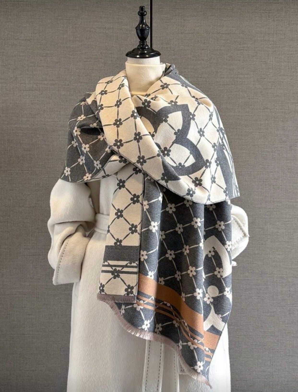 Elegant Clover Pattern Jacquard Scarf