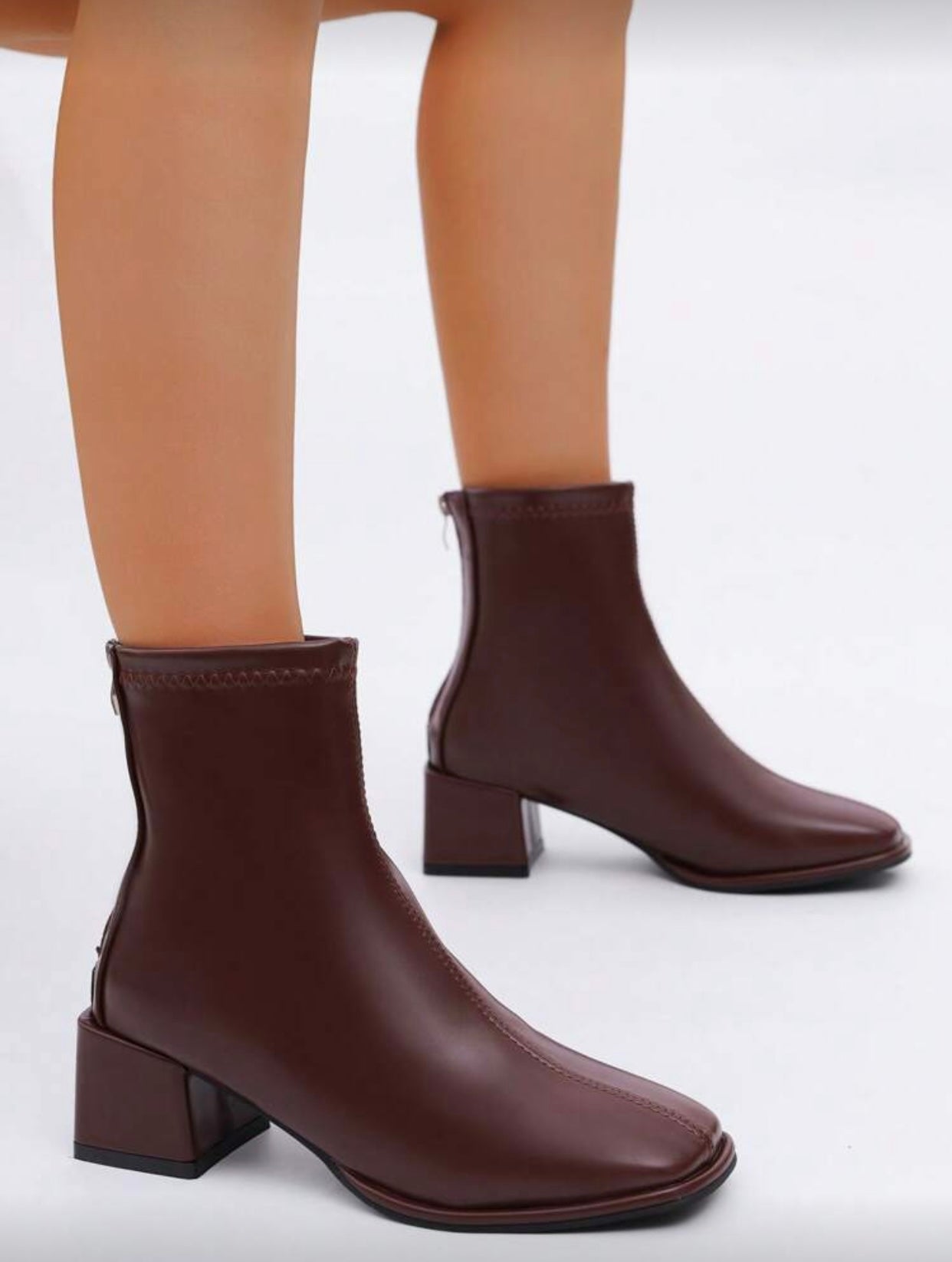 حذاء بوت كاحل قصير وأنيق للنساء