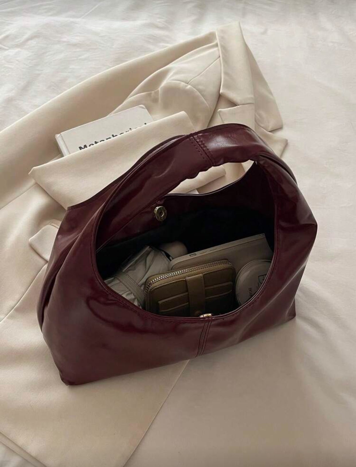 حقيبة إبط جلدية ناعمة ومبطنة بزر