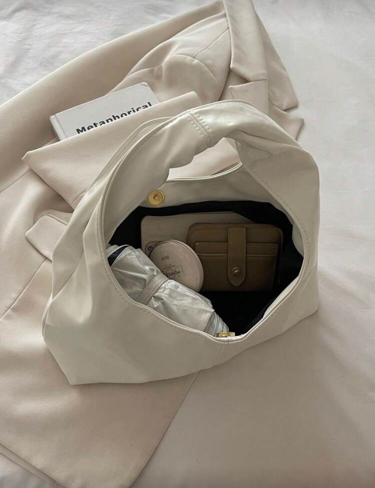 حقيبة إبط جلدية ناعمة ومبطنة بزر