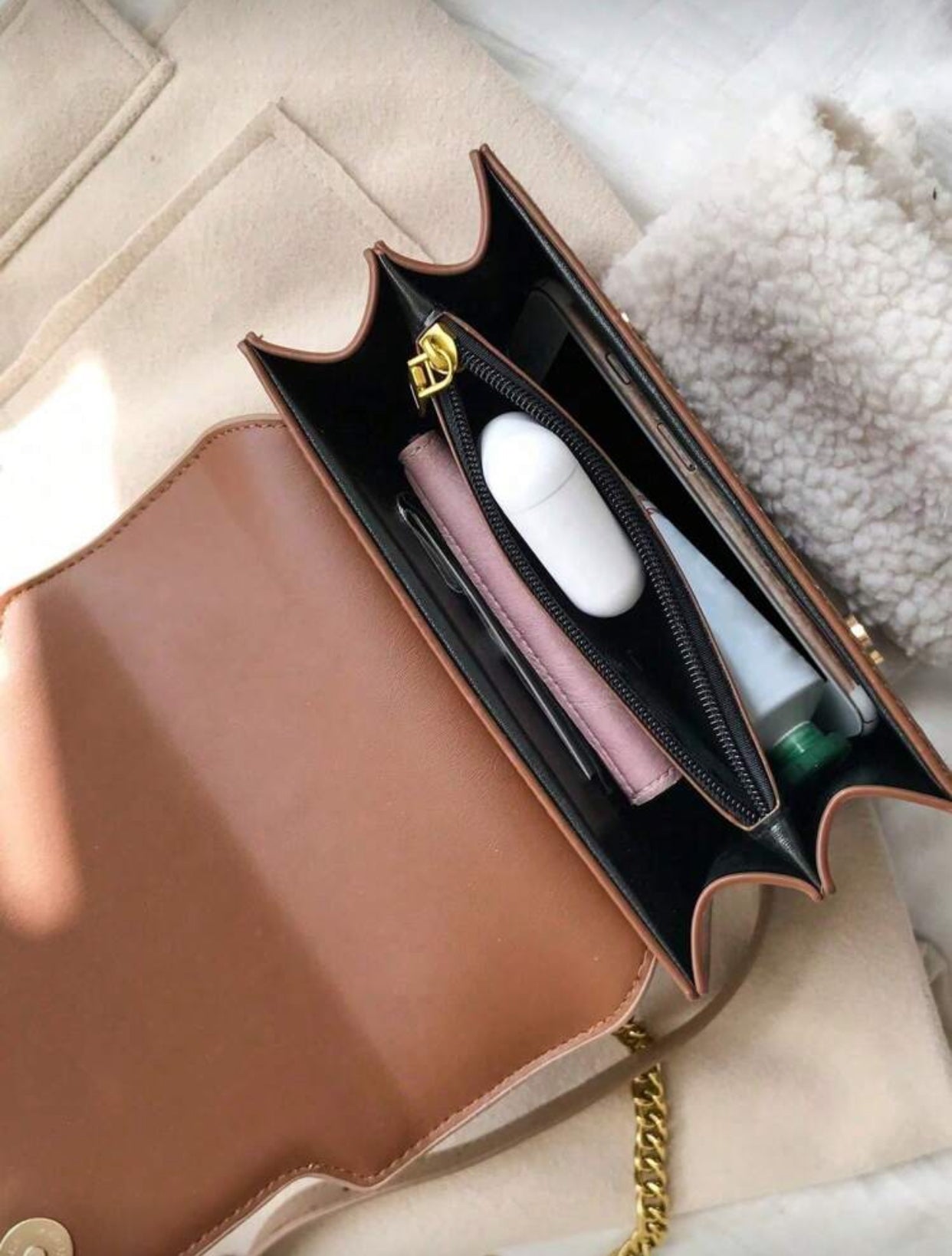 حقيبة كتف مربعة كلاسيكية بتصميم نحلة