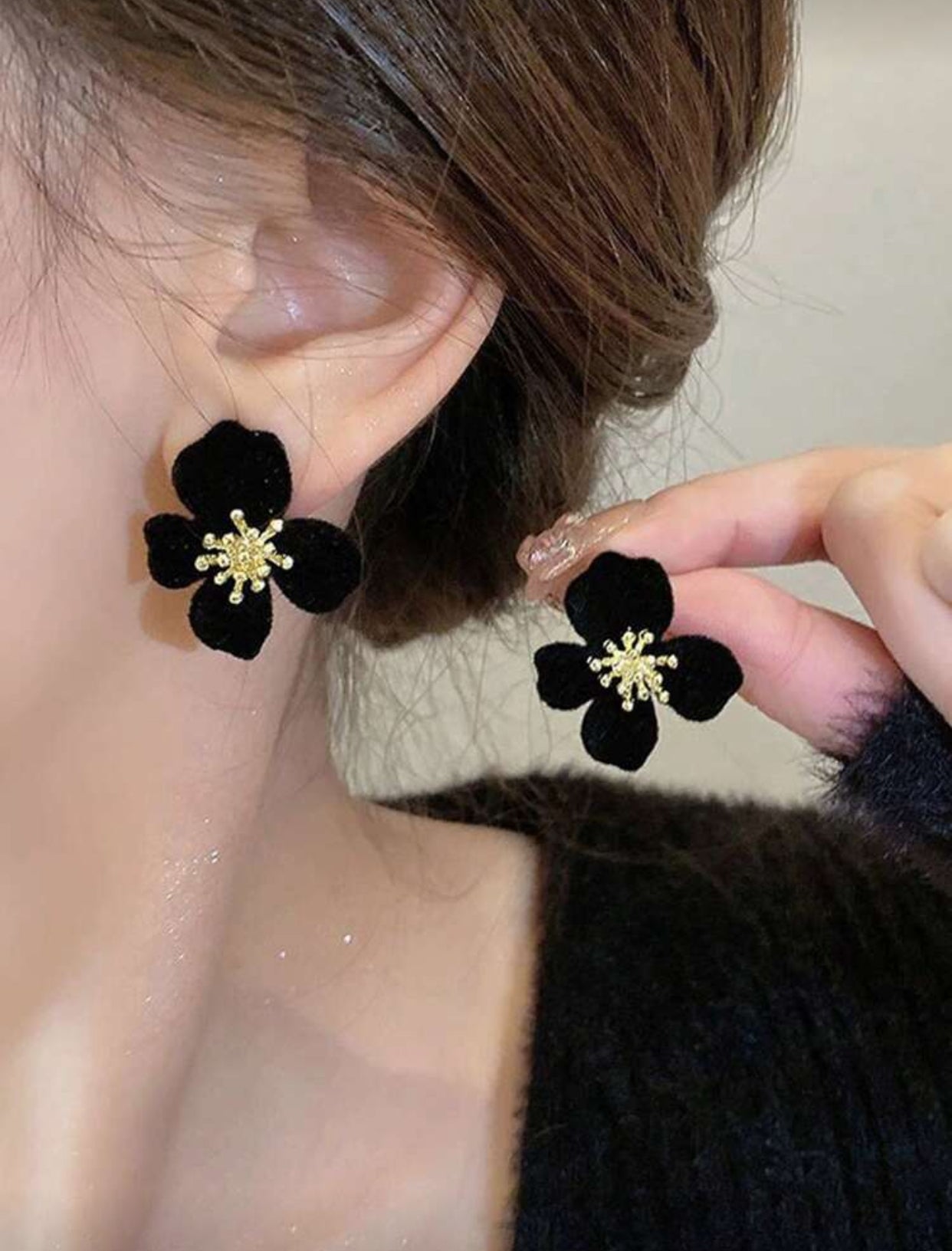 أقراط زهور حريرية أنيقة مزينة بالحروف