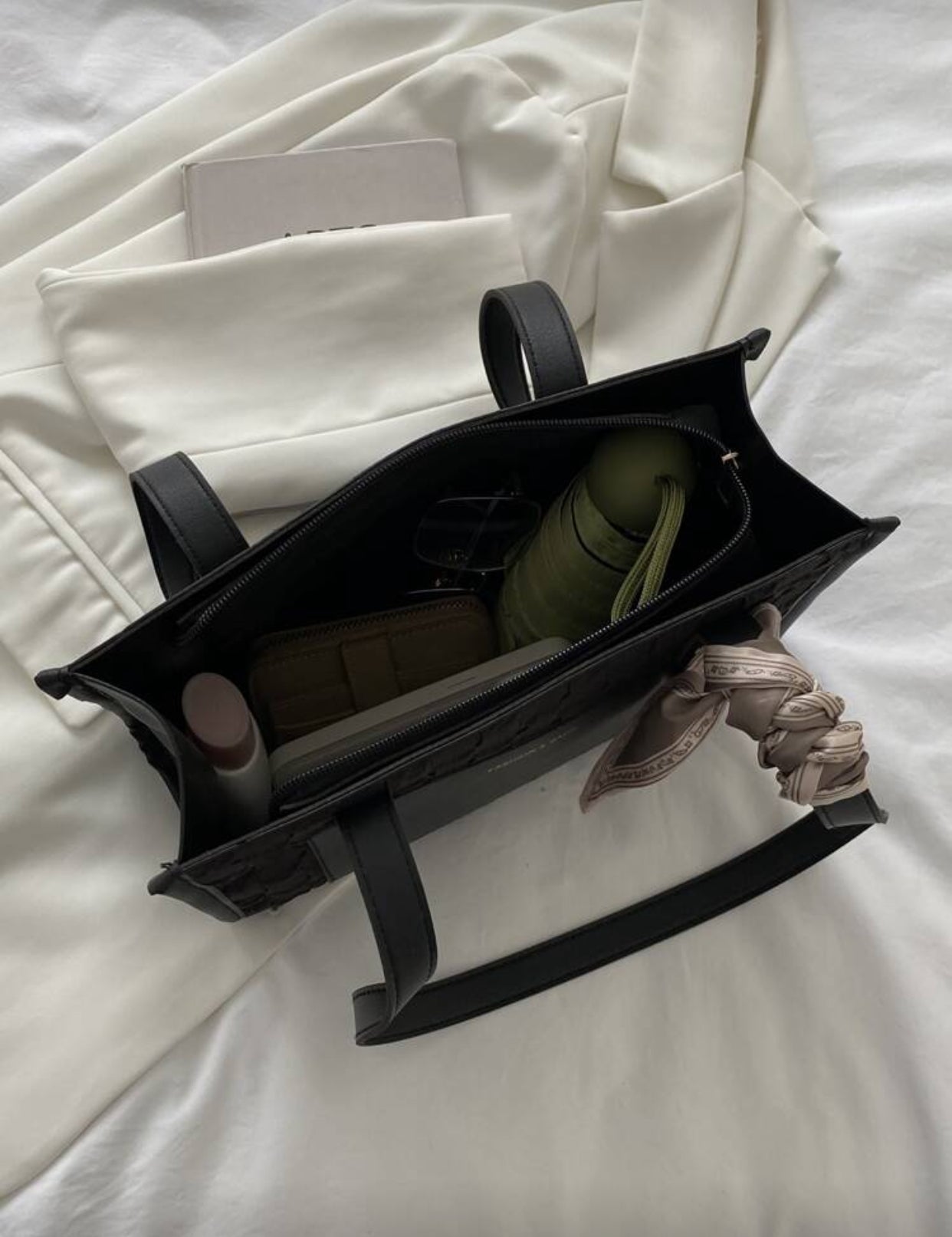 تصميم خفيف الوزن مزين بعقدة فراشة