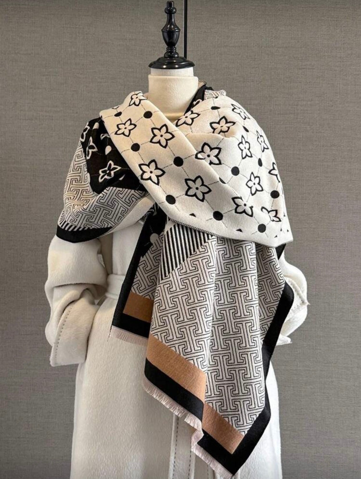 Elegant Clover Pattern Jacquard Scarf