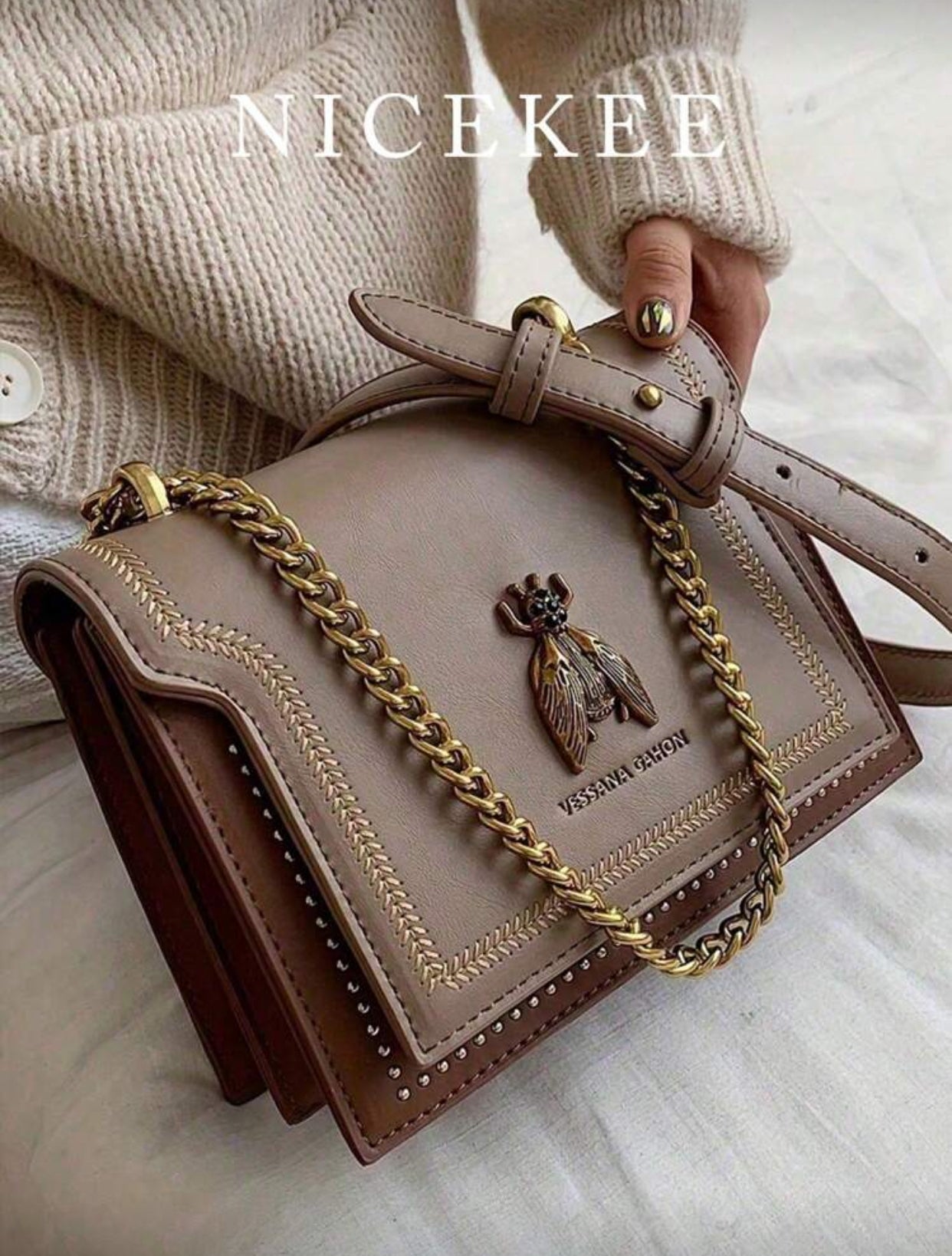 حقيبة كتف مربعة كلاسيكية بتصميم نحلة