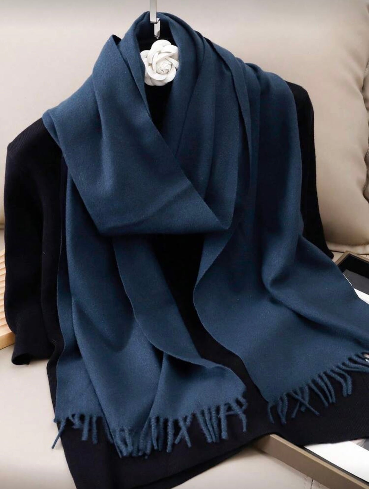 وشاح صوف أنيق وناعم بلون سادة