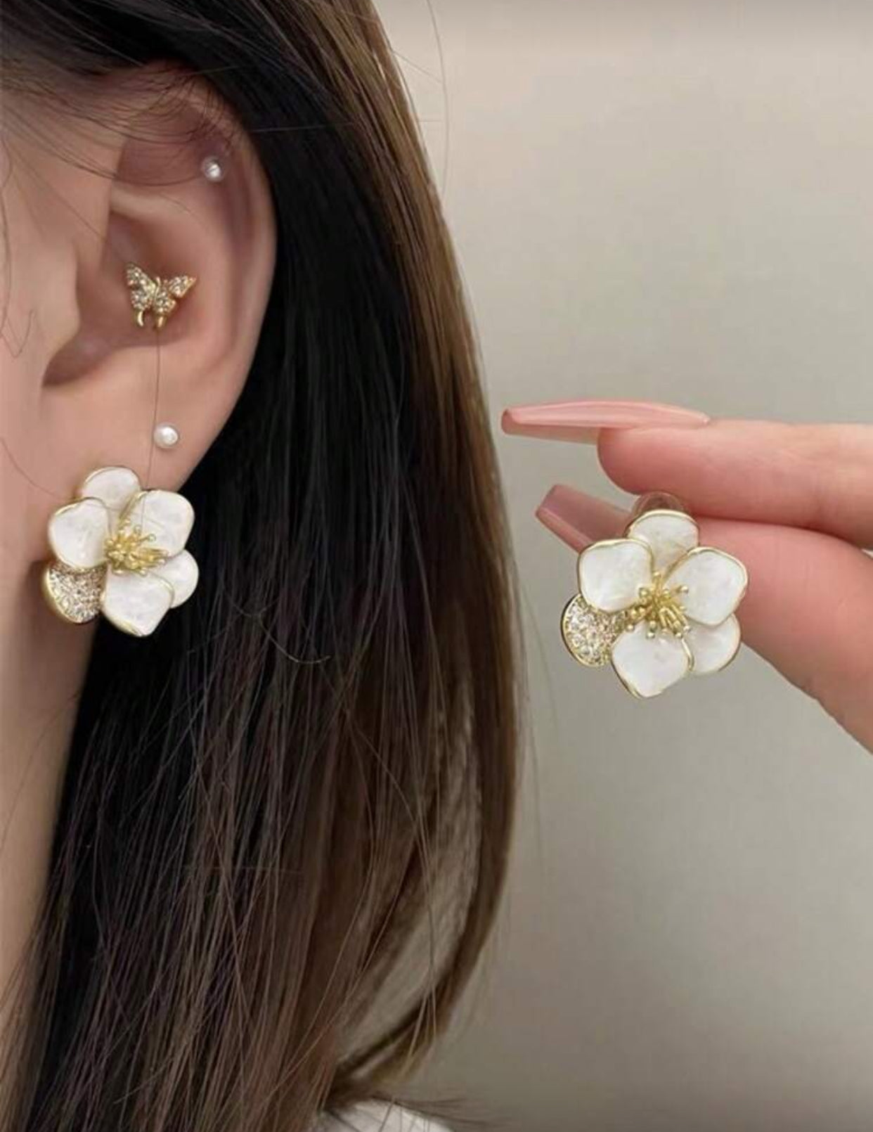 أقراط أزهار ذهبية زاهية وأنيقة