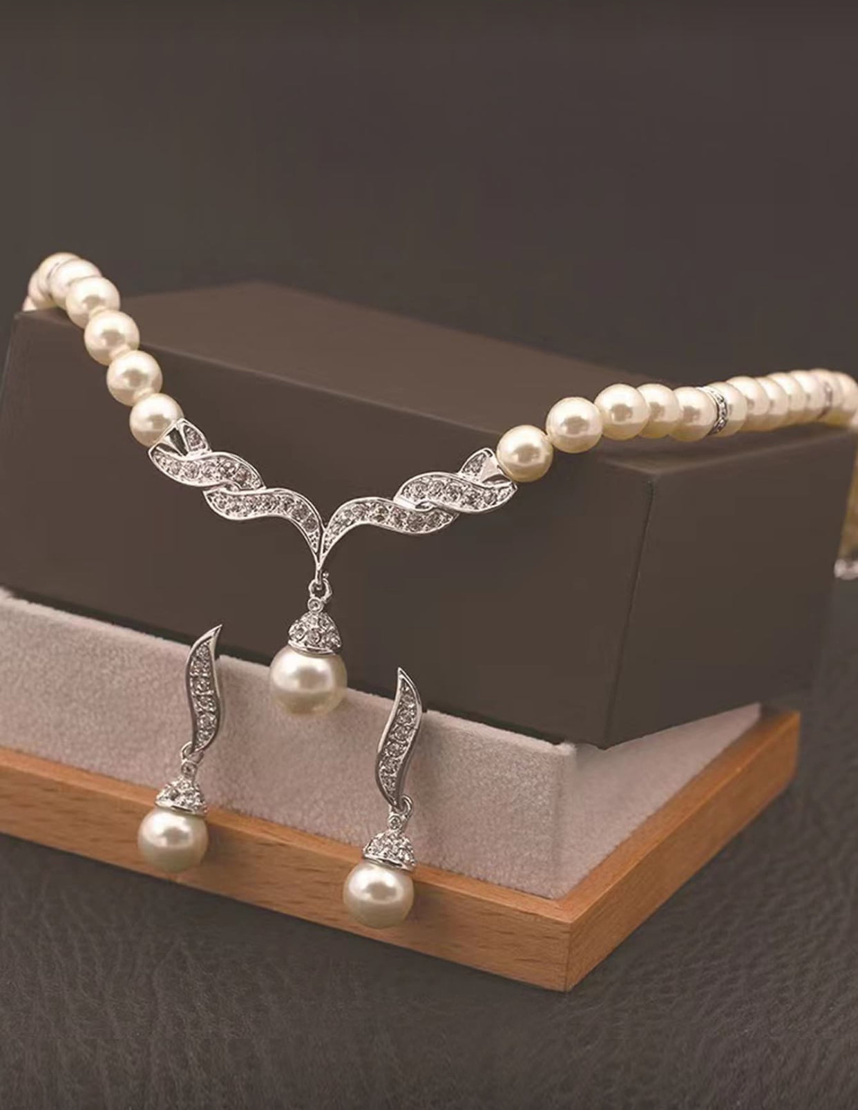 مجوهرات نسائية عصرية مزينة بالزجاج