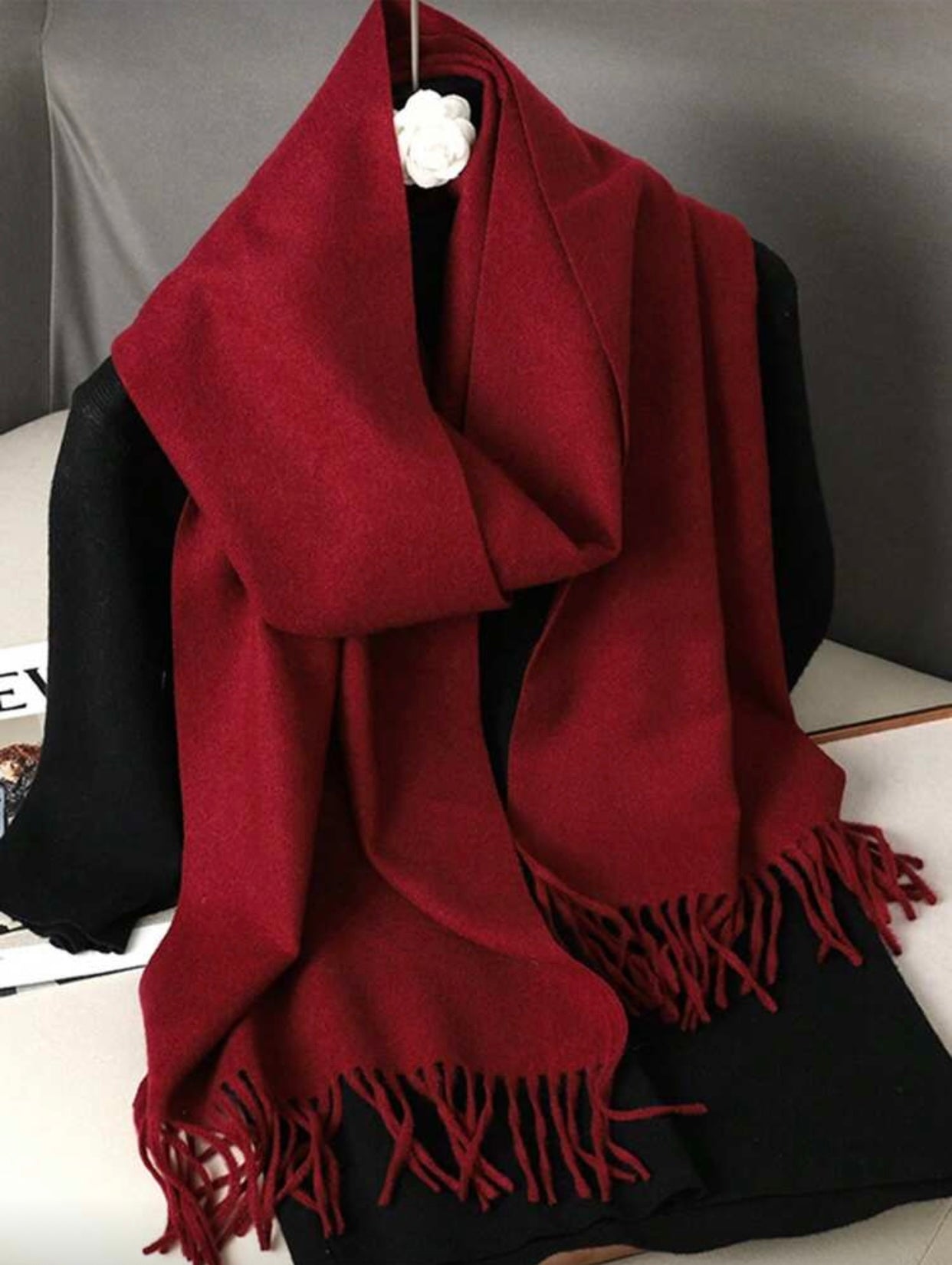 وشاح صوف أنيق وناعم بلون سادة