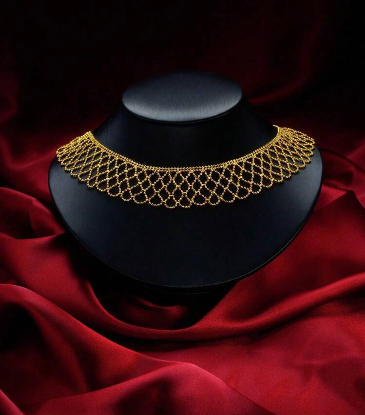 قلادة عنق أنيقة مزينة بالدانتيل الفاخر