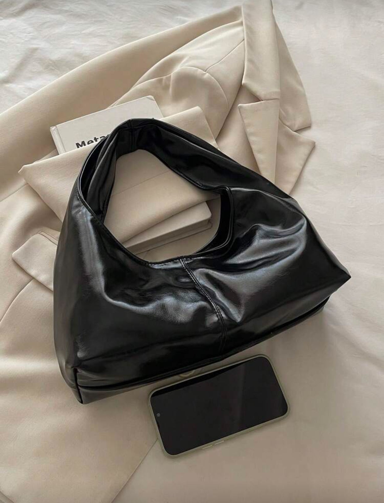 حقيبة إبط جلدية ناعمة ومبطنة بزر