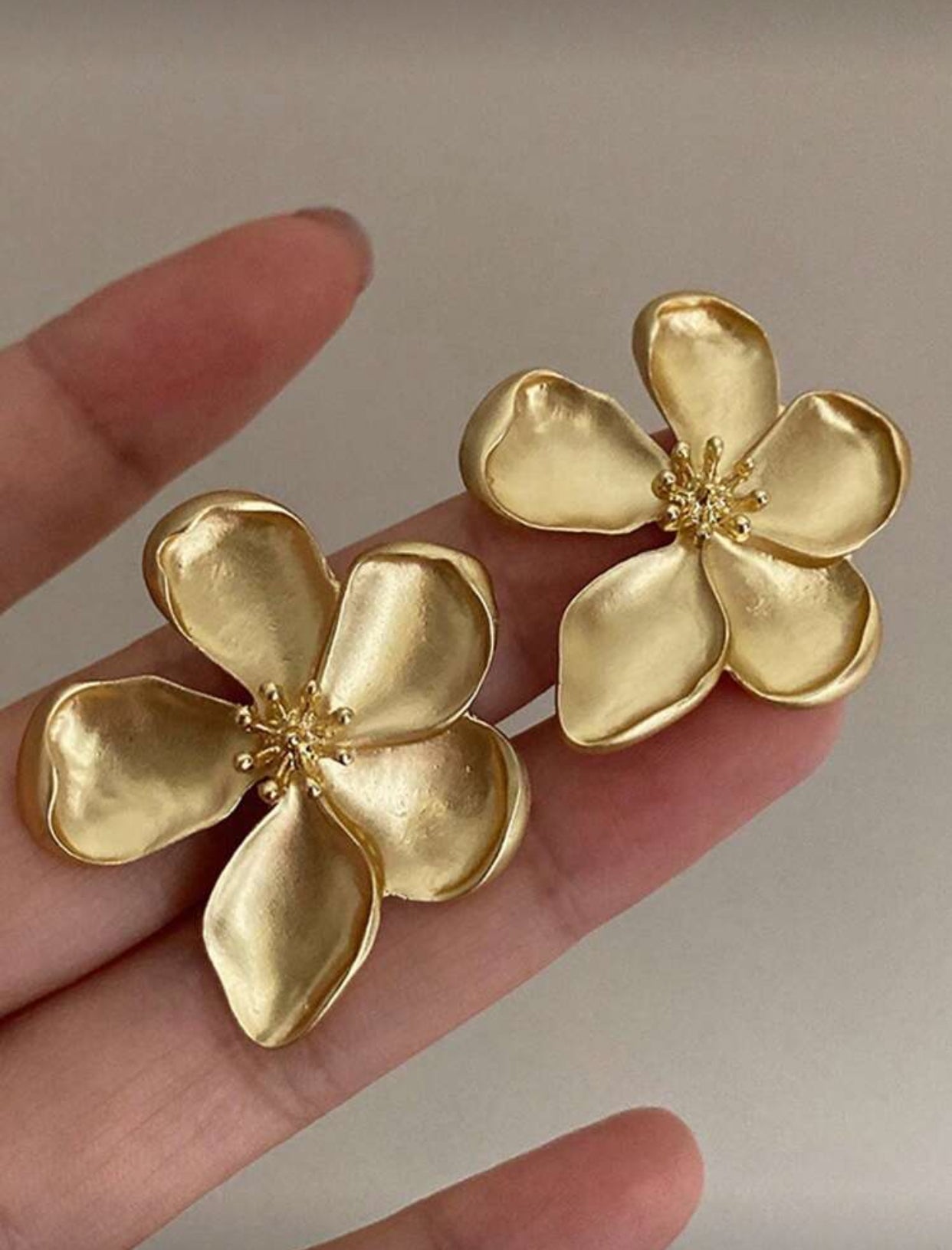 أقراط أزهار ذهبية زاهية وأنيقة