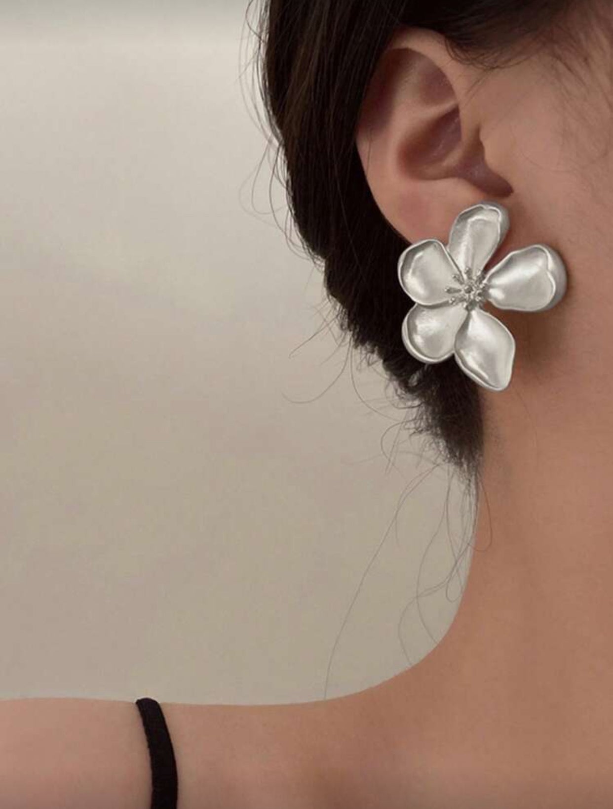 أقراط أزهار ذهبية زاهية وأنيقة