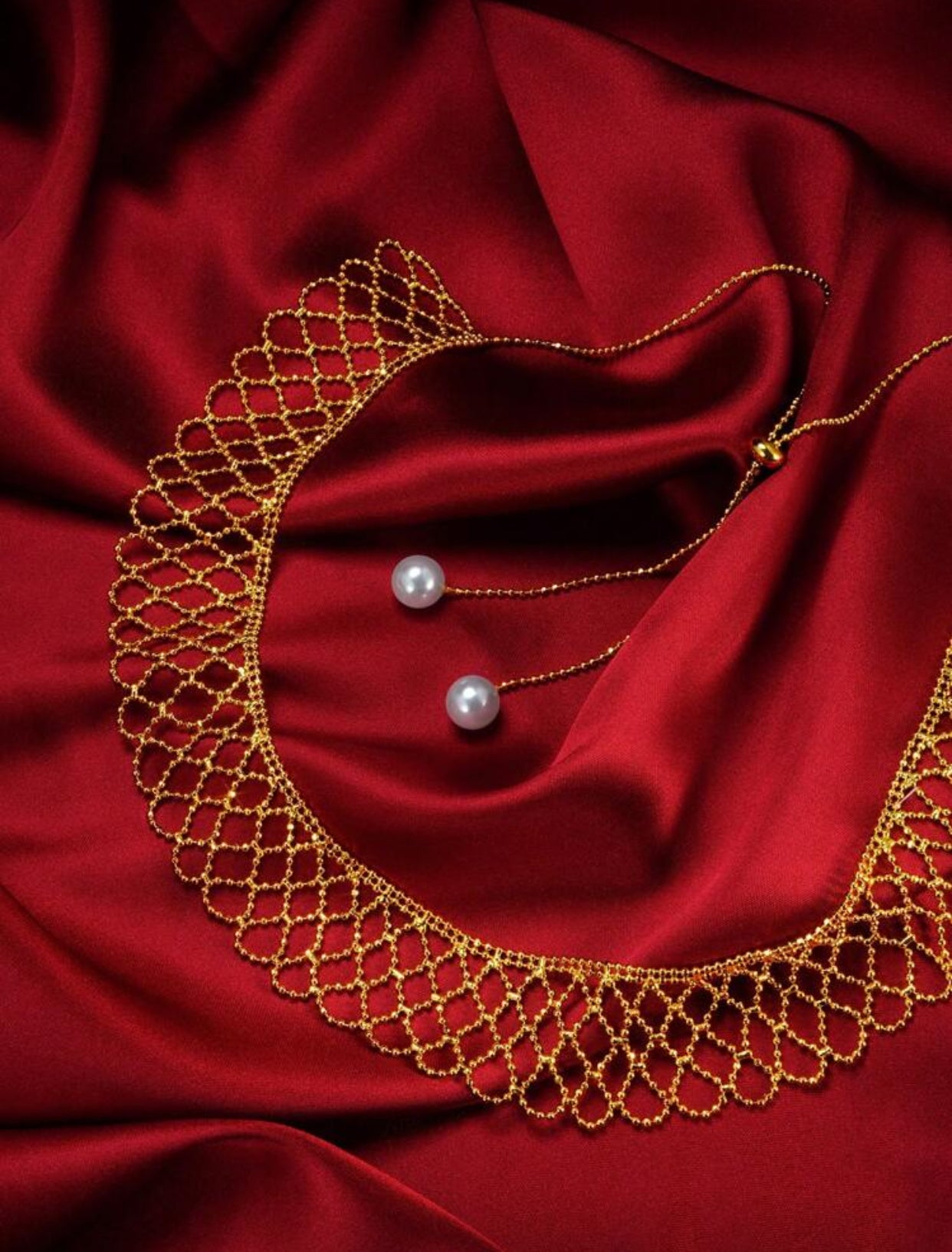 قلادة عنق أنيقة مزينة بالدانتيل الفاخر