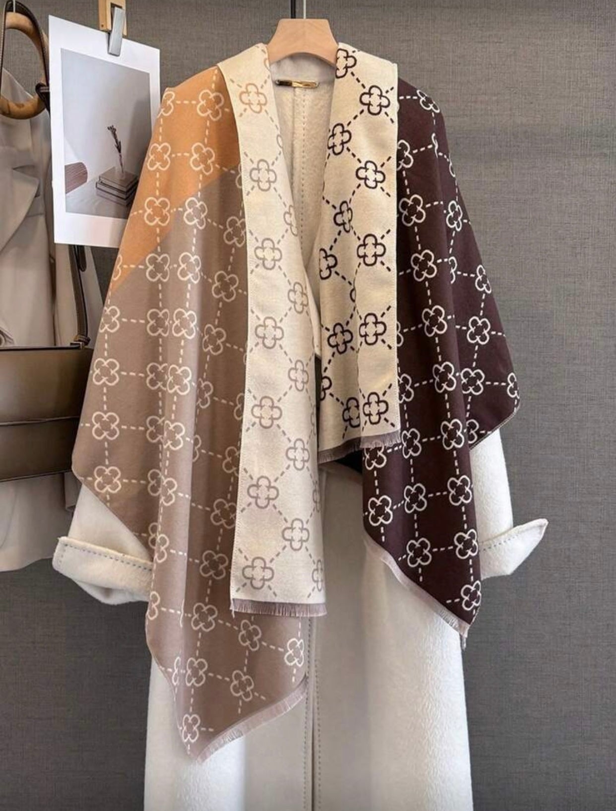 Elegant Clover Pattern Jacquard Scarf
