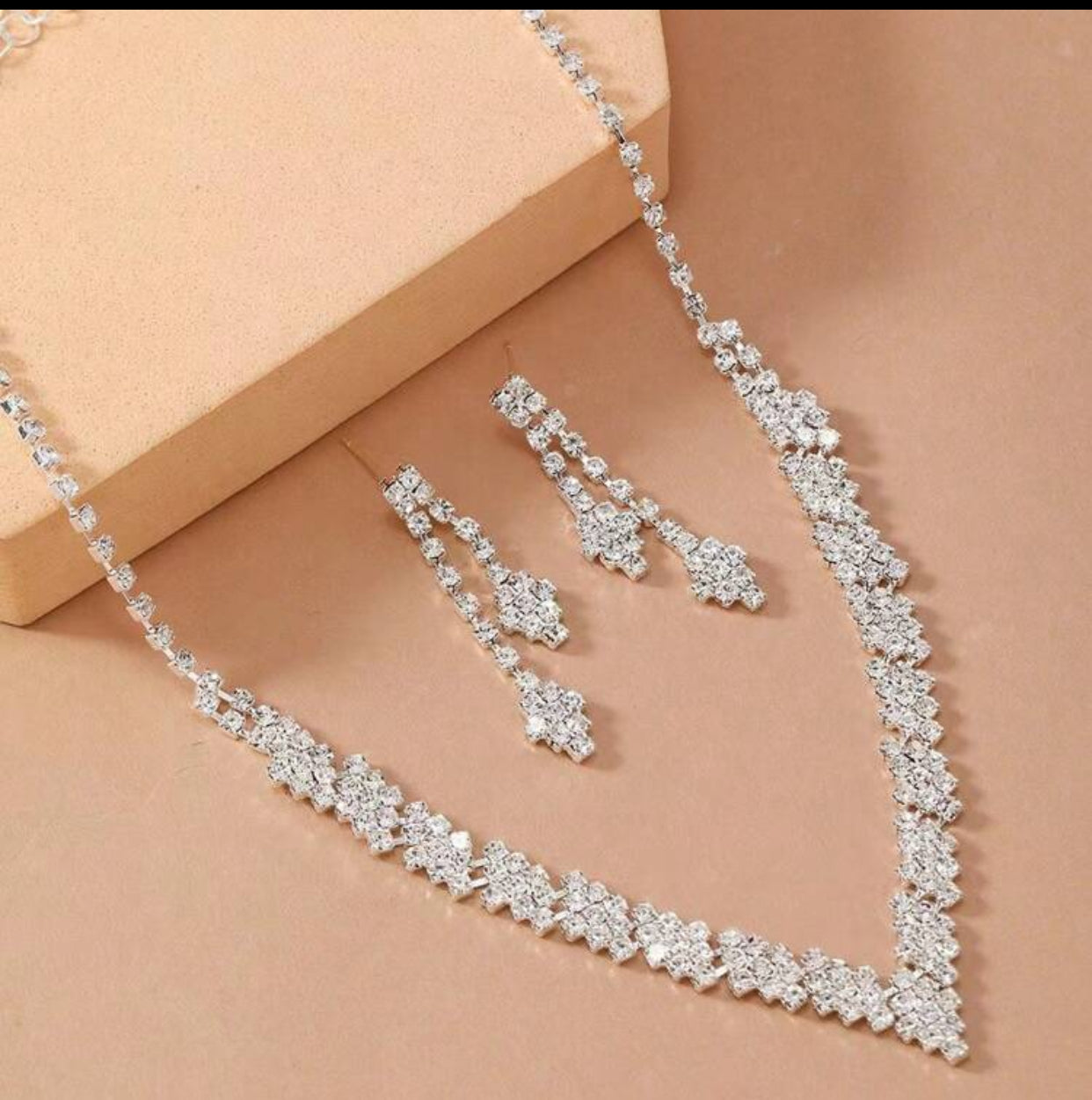 طقم عقد وأقراط أنيق بتصميم جديد