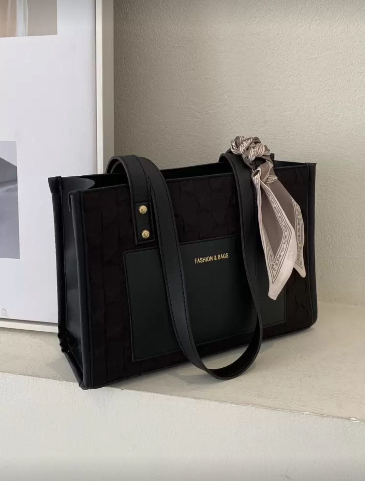 تصميم خفيف الوزن مزين بعقدة فراشة