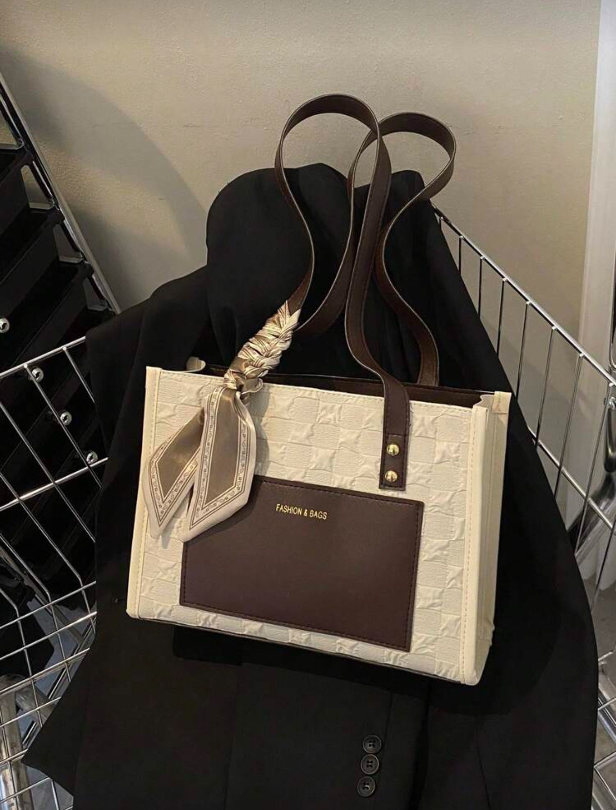 تصميم خفيف الوزن مزين بعقدة فراشة