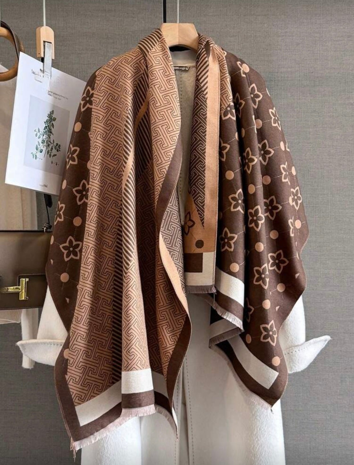 Elegant Clover Pattern Jacquard Scarf