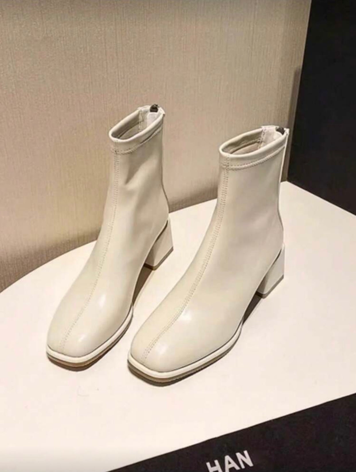 حذاء بوت كاحل قصير وأنيق للنساء