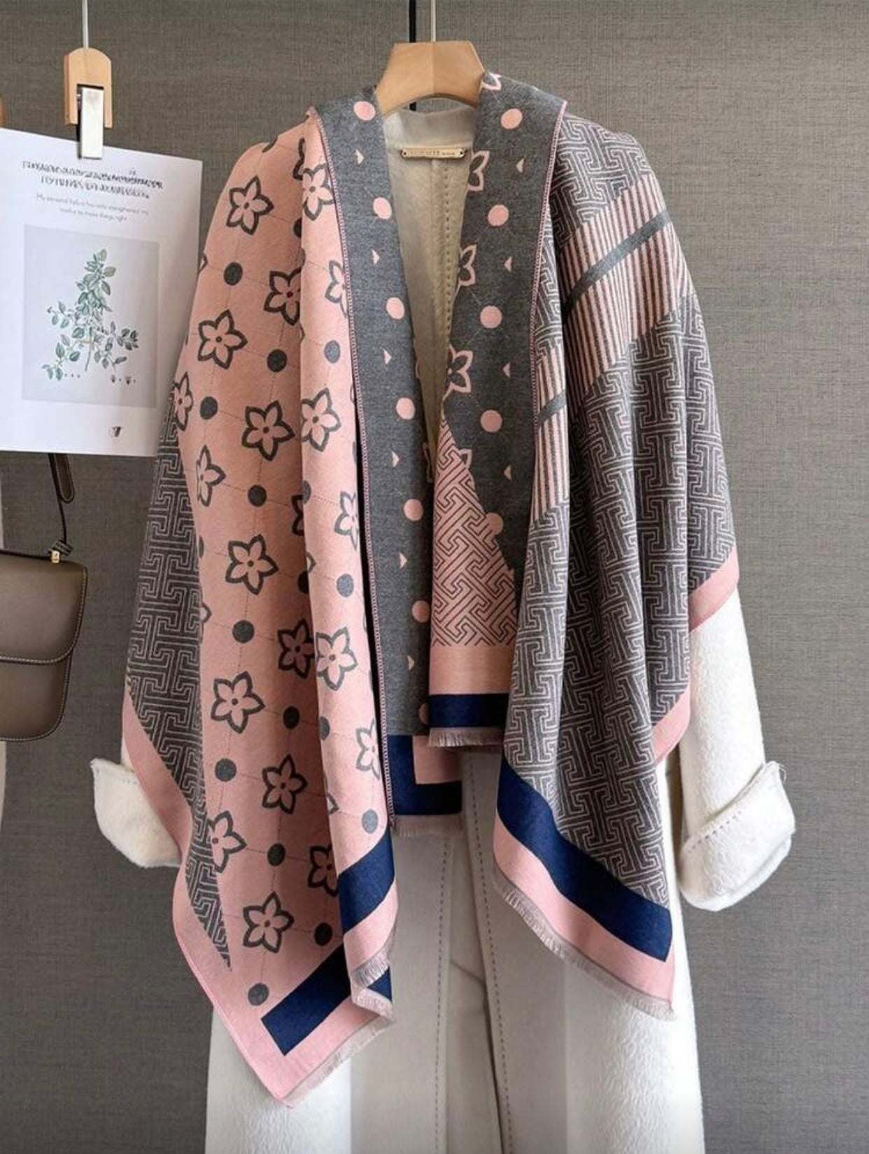 Elegant Clover Pattern Jacquard Scarf