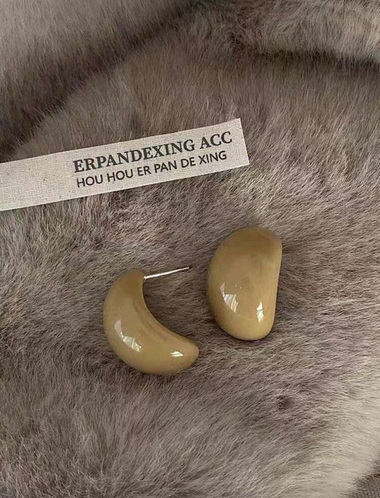 أقراط C منحنية من الراتنج بتصميم بسيط