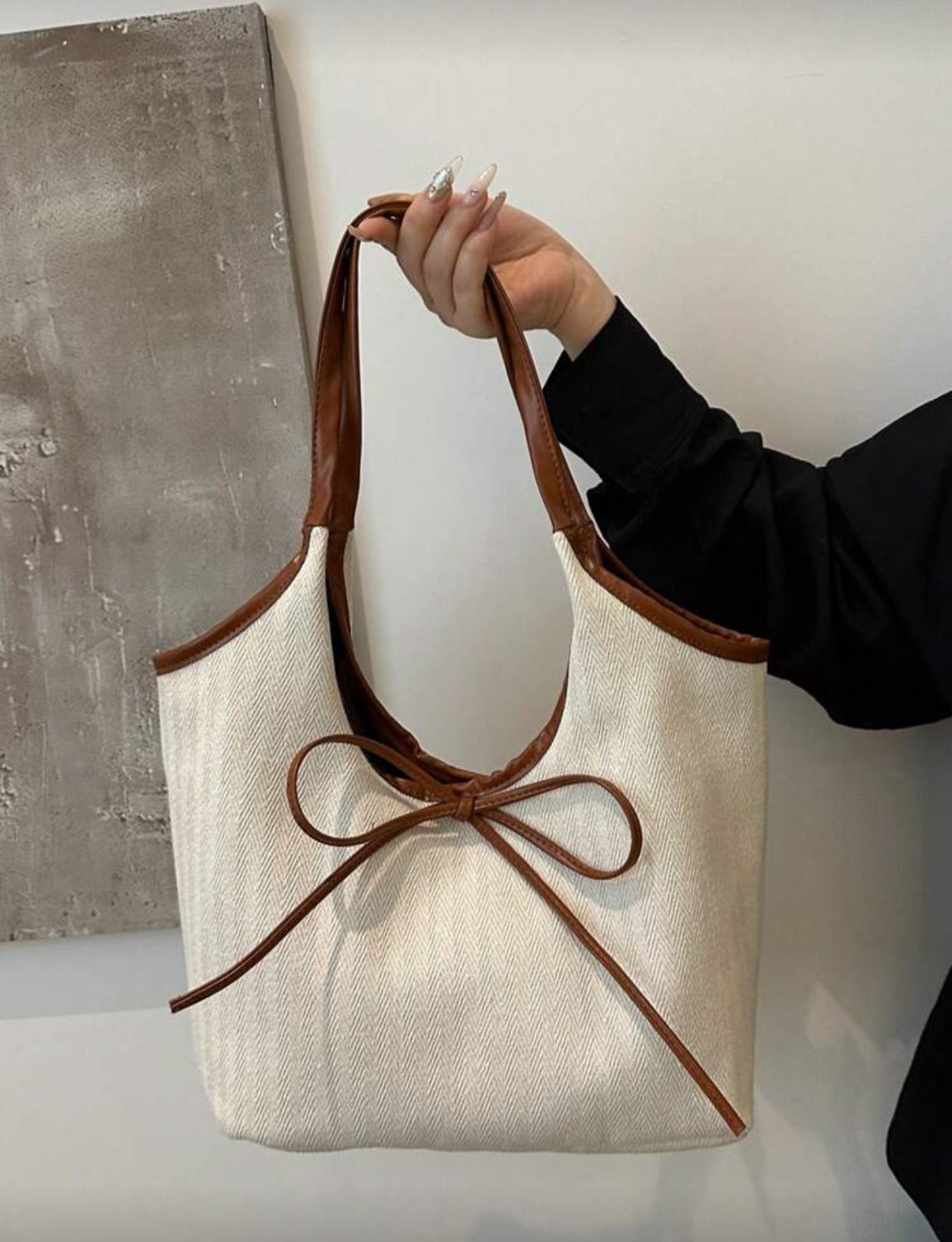 حقيبة كتف نسائية أنيقة مزينة بعقدة