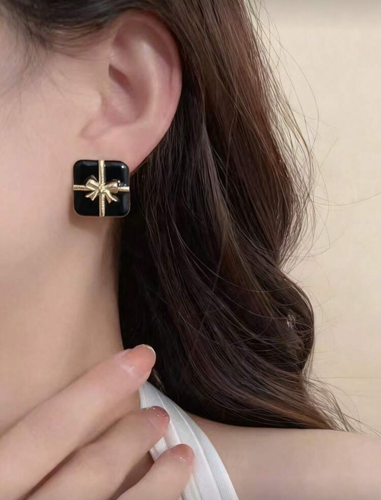 أقراط زهور حريرية أنيقة مزينة بالحروف