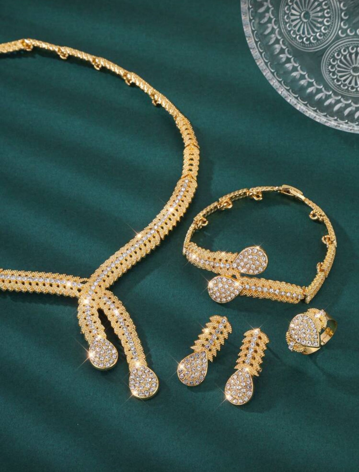 طقم مجوهرات ذهبي فاخر مرصع بالماس