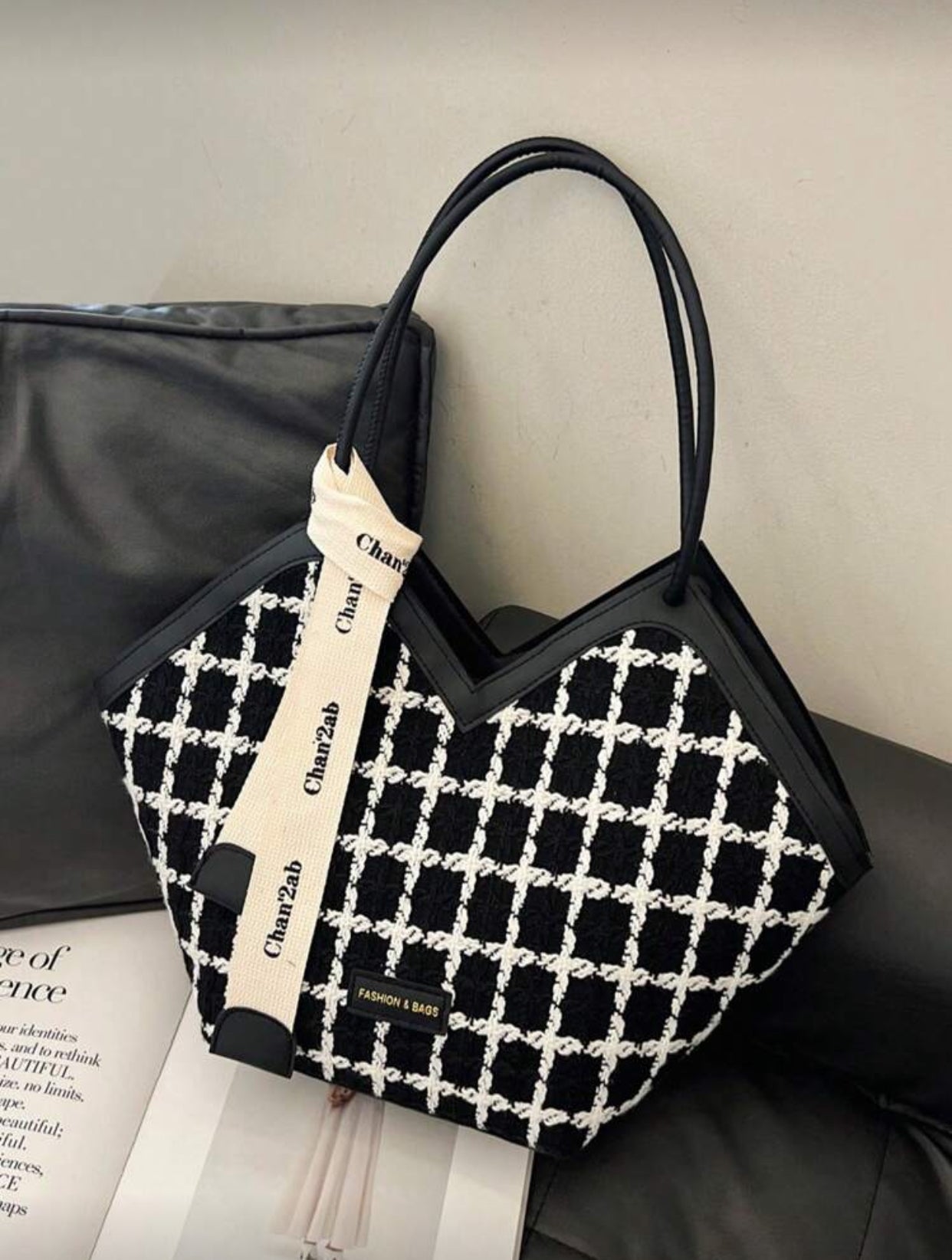 حقيبة كتف كبيرة سادة مع وشاح