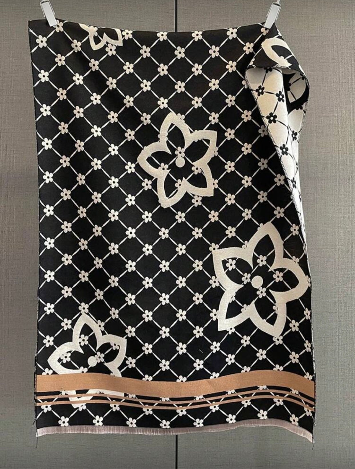 Elegant Clover Pattern Jacquard Scarf