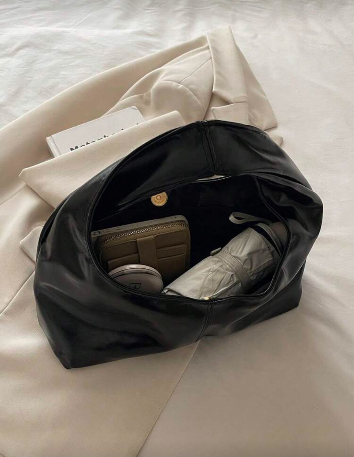 حقيبة إبط جلدية ناعمة ومبطنة بزر