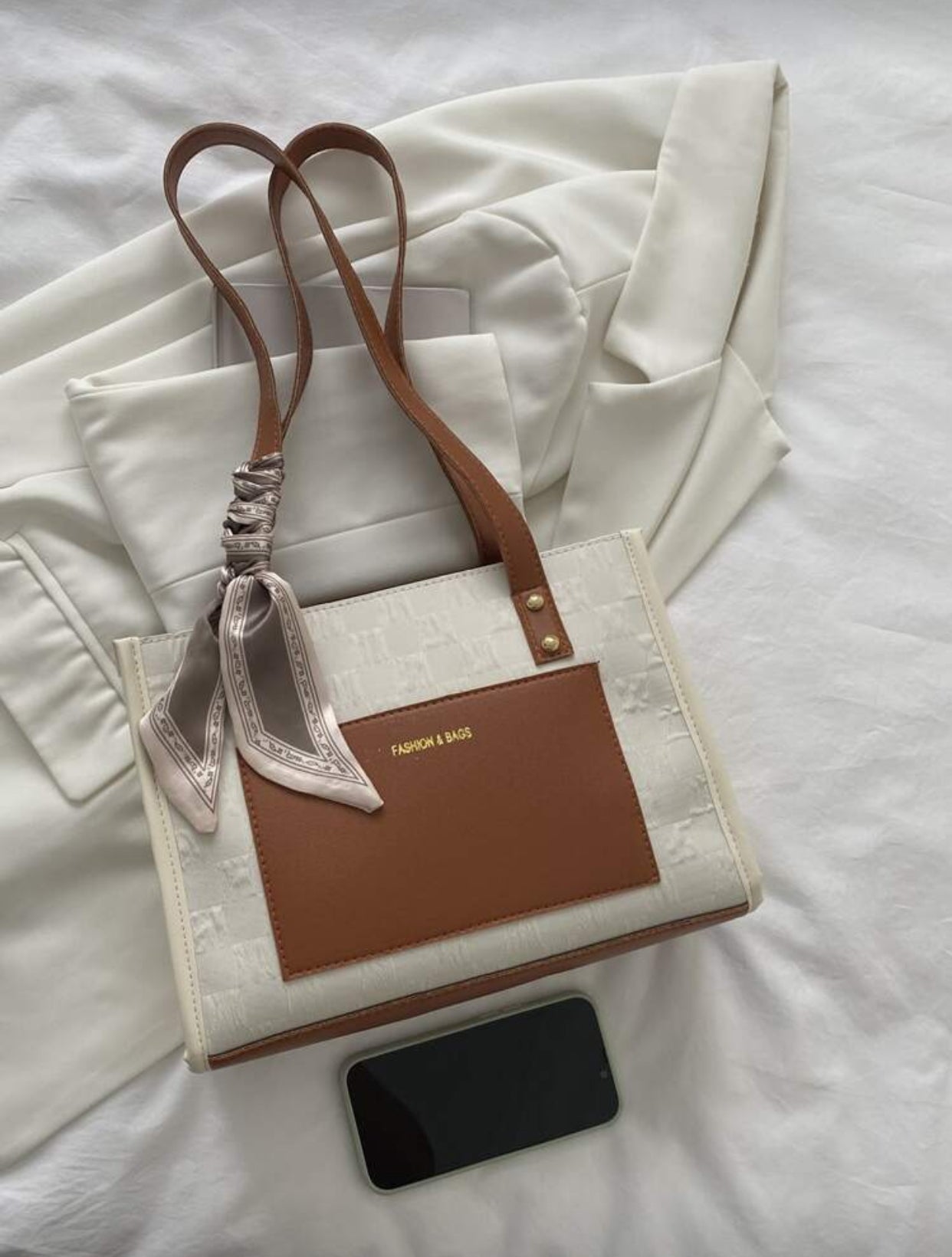 تصميم خفيف الوزن مزين بعقدة فراشة