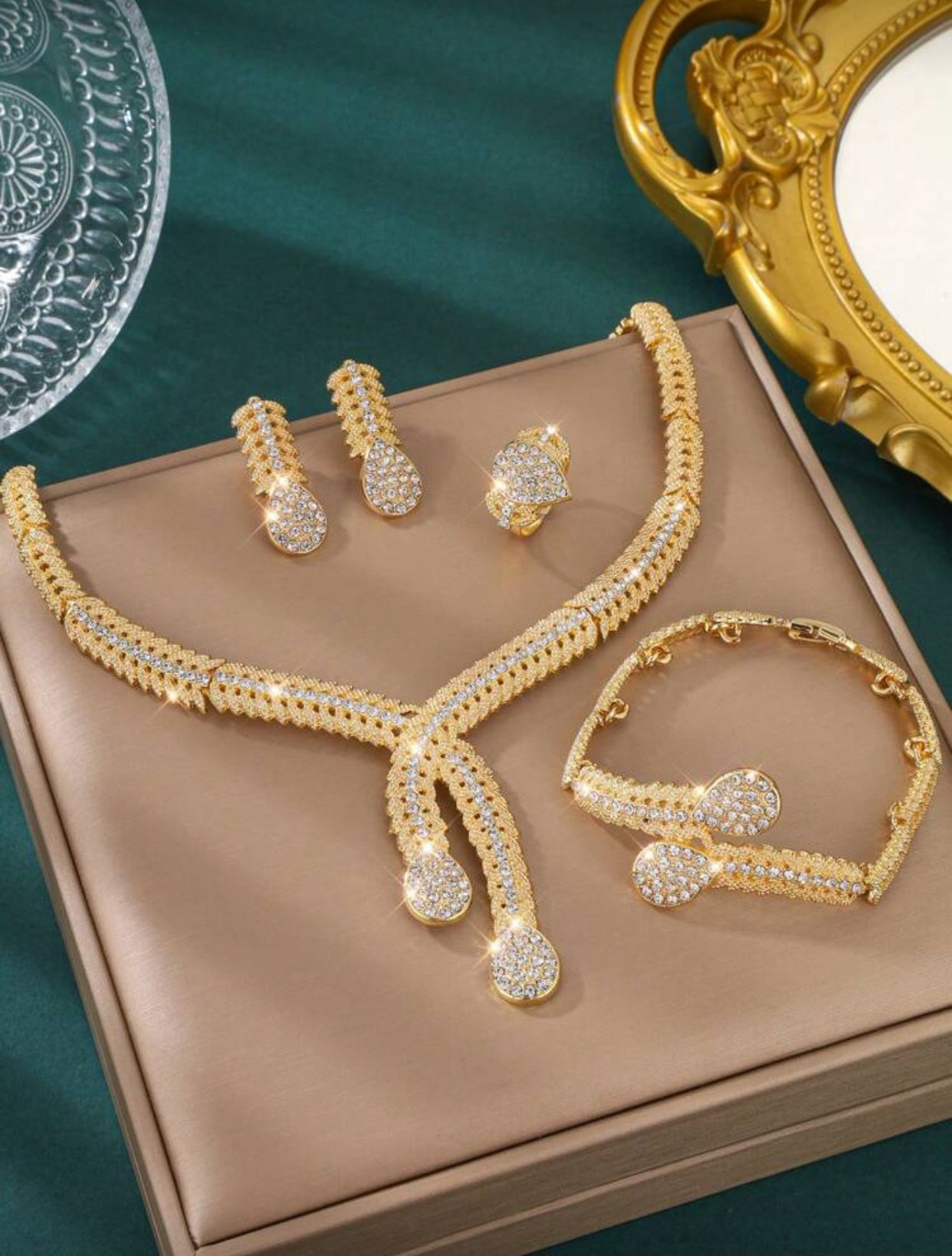 طقم مجوهرات ذهبي فاخر مرصع بالماس