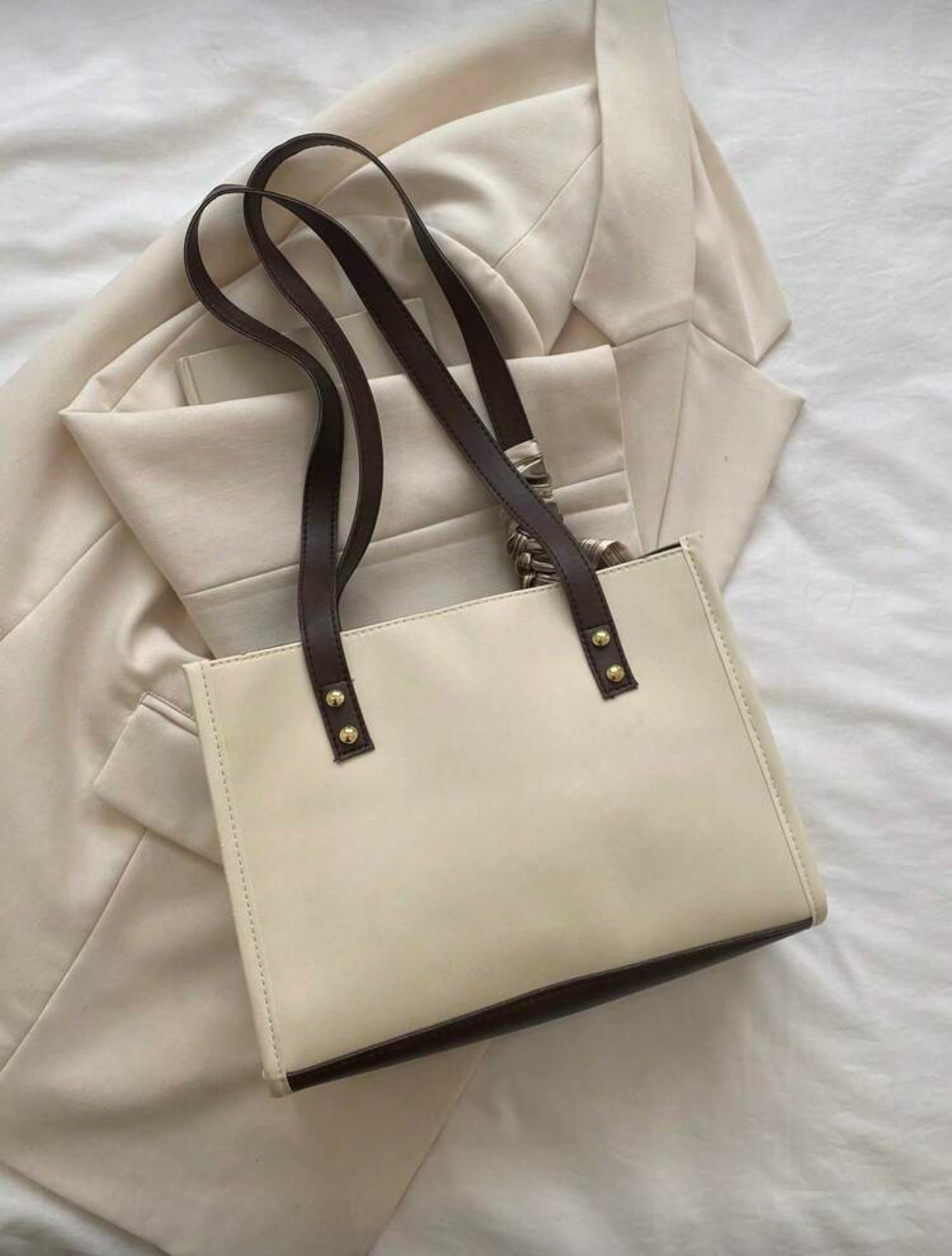 تصميم خفيف الوزن مزين بعقدة فراشة