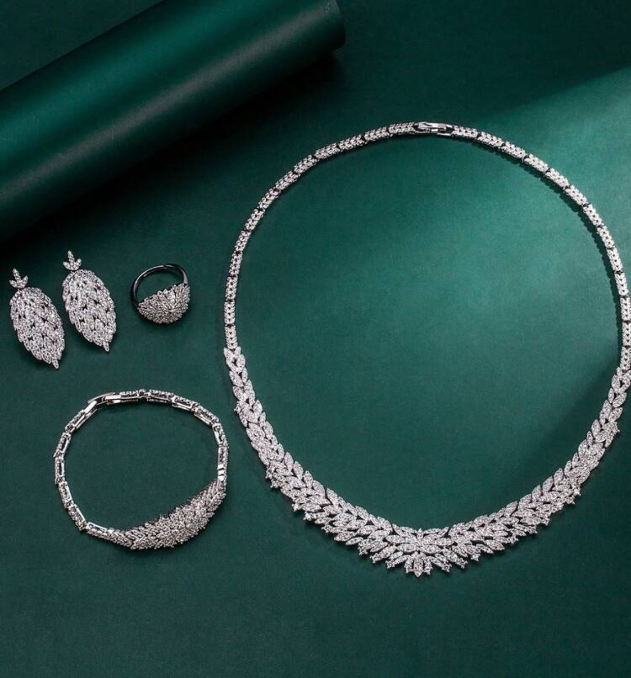 طقم مجوهرات أنيق: قلادة، سوار، وأقراط