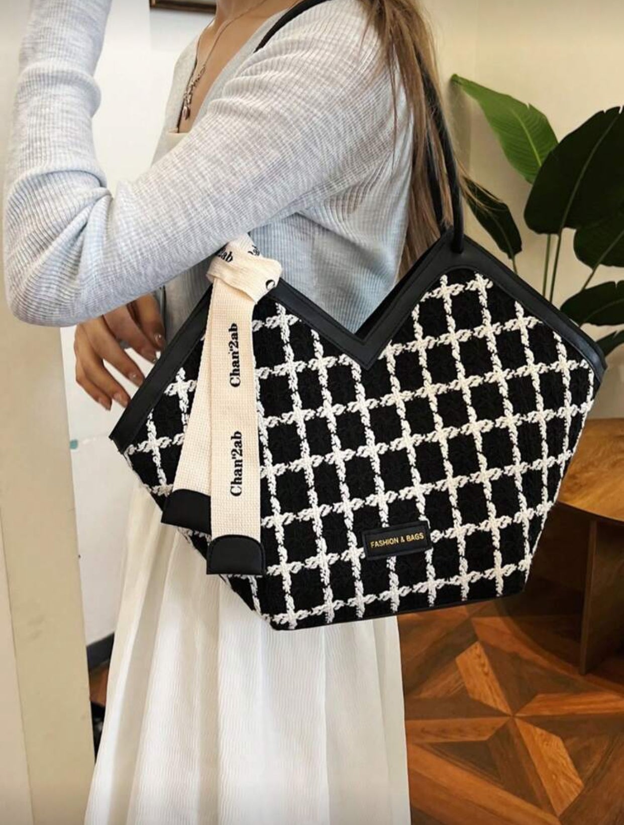 حقيبة كتف كبيرة سادة مع وشاح