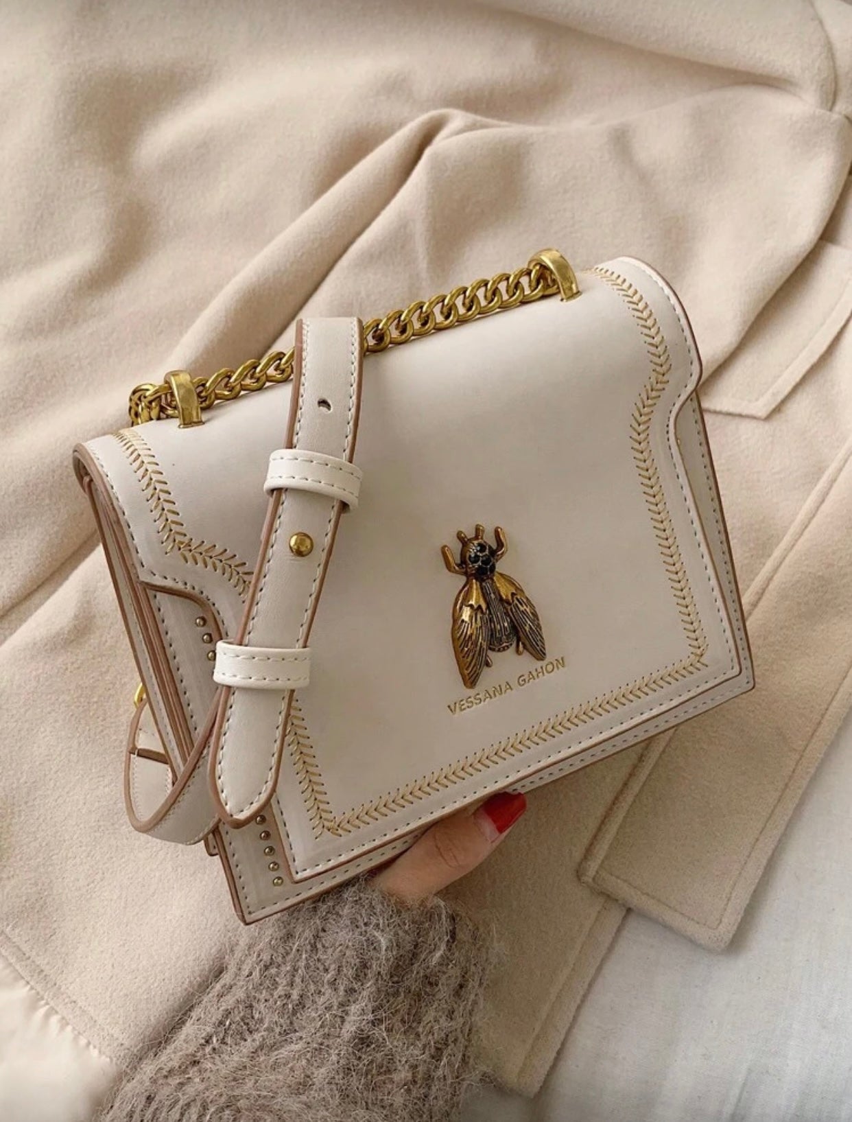 حقيبة كتف مربعة كلاسيكية بتصميم نحلة